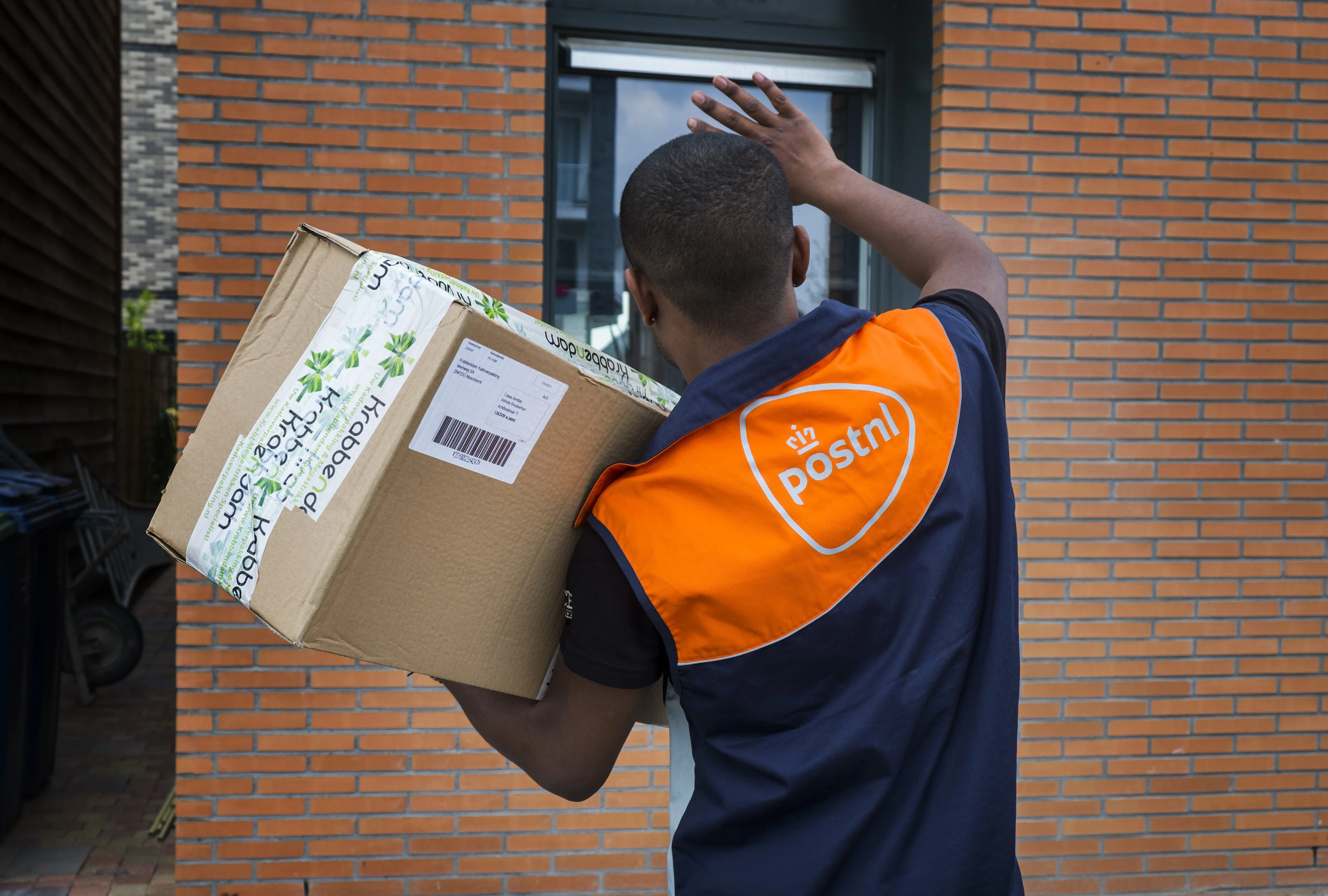 Pakketbezorger slaat alarm na zien onwel geworden vrouw in woning Den Haag