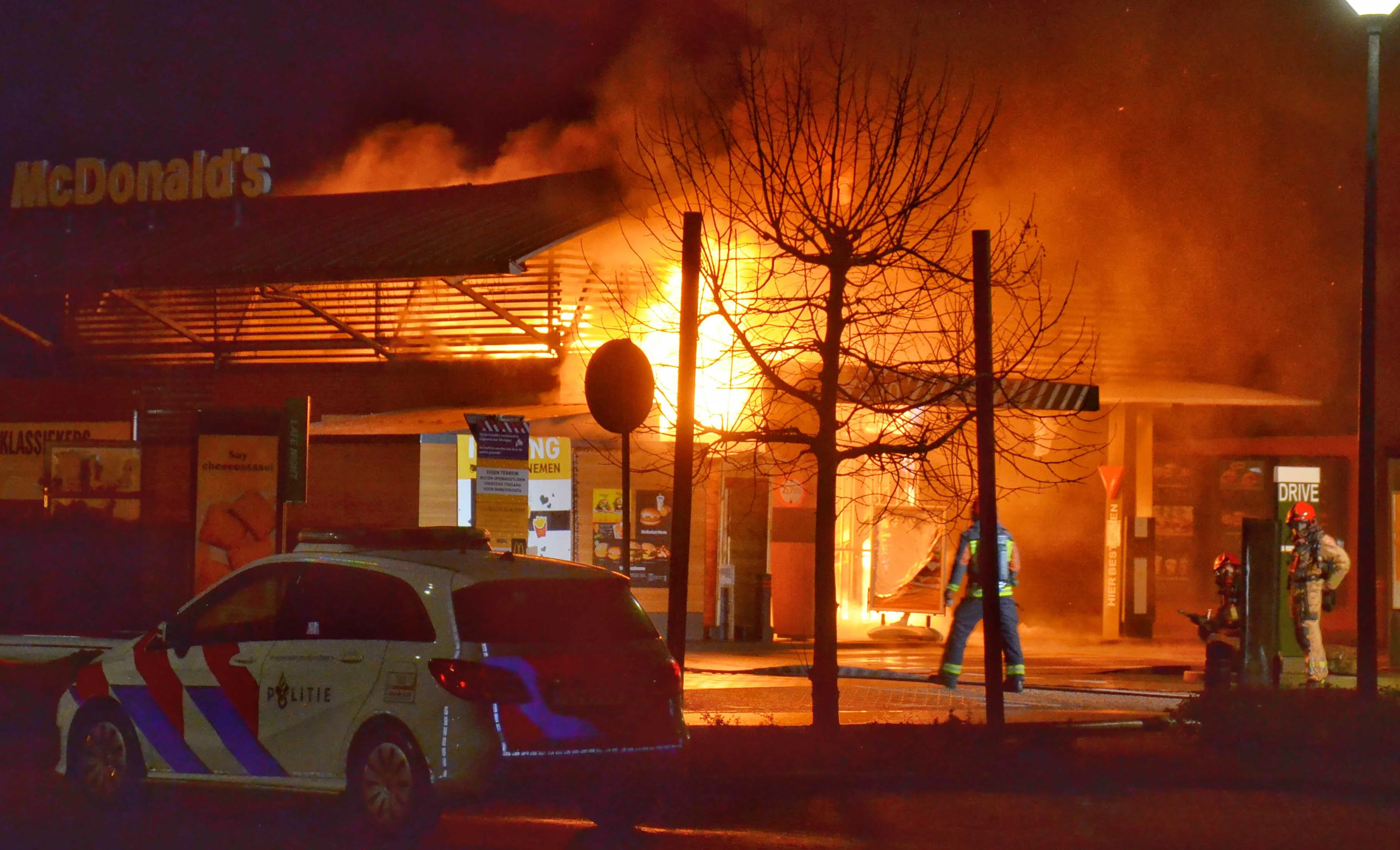 Grote brand in McDonald's in Stadskanaal: 'Pand lijkt niet meer te redden'