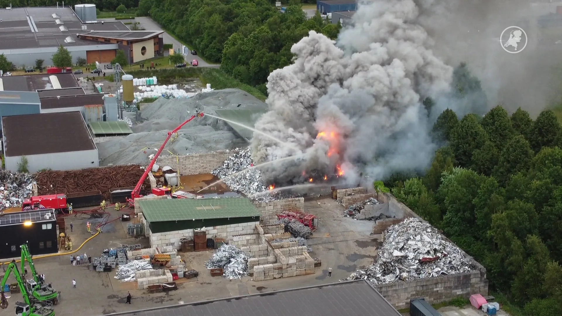 Grote brand bij metaalverwerker in Emmen, NL-alert voor omwonenden