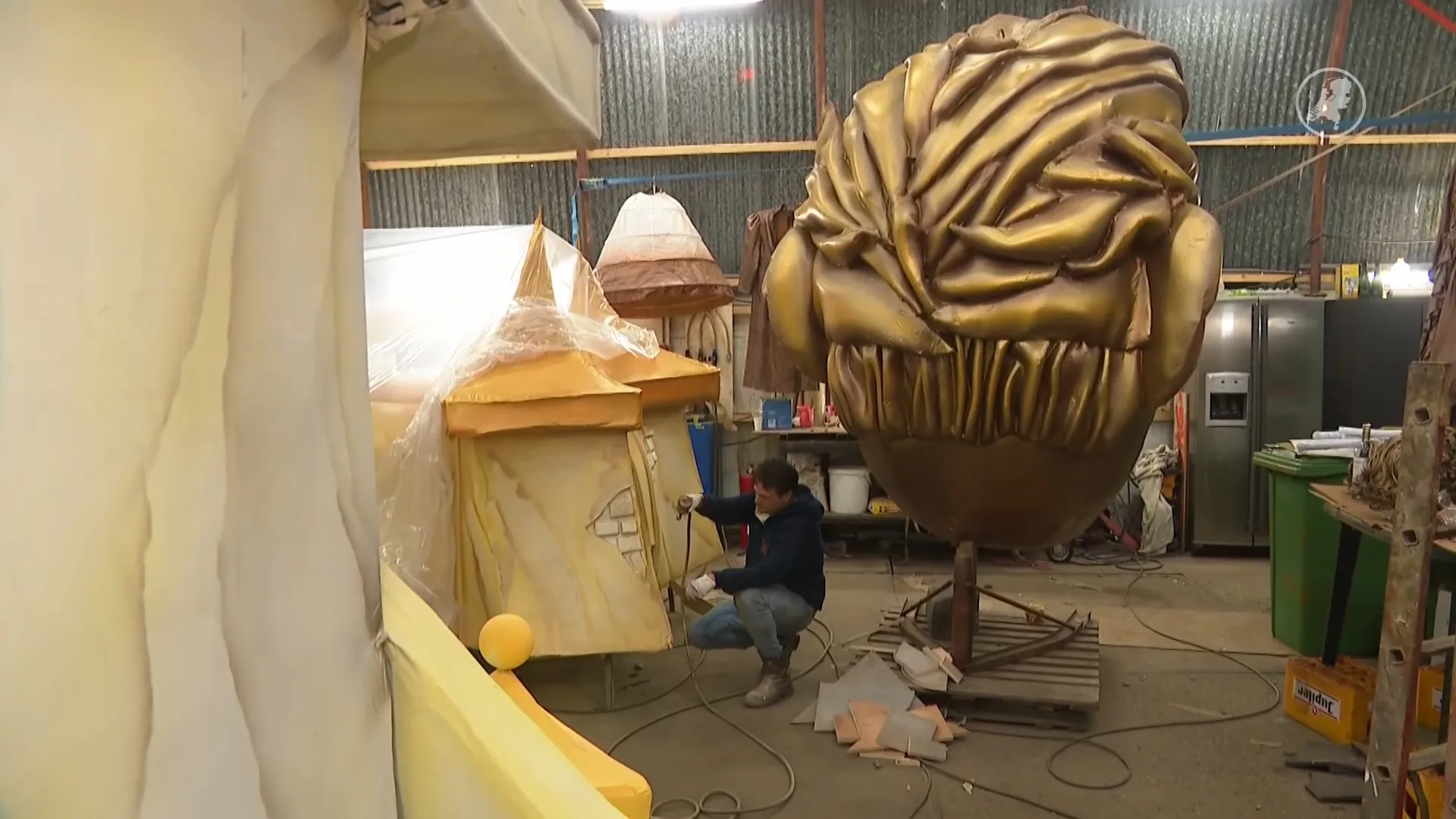 Praalwagens van Etten-Leur klaar voor de parade na grote brand