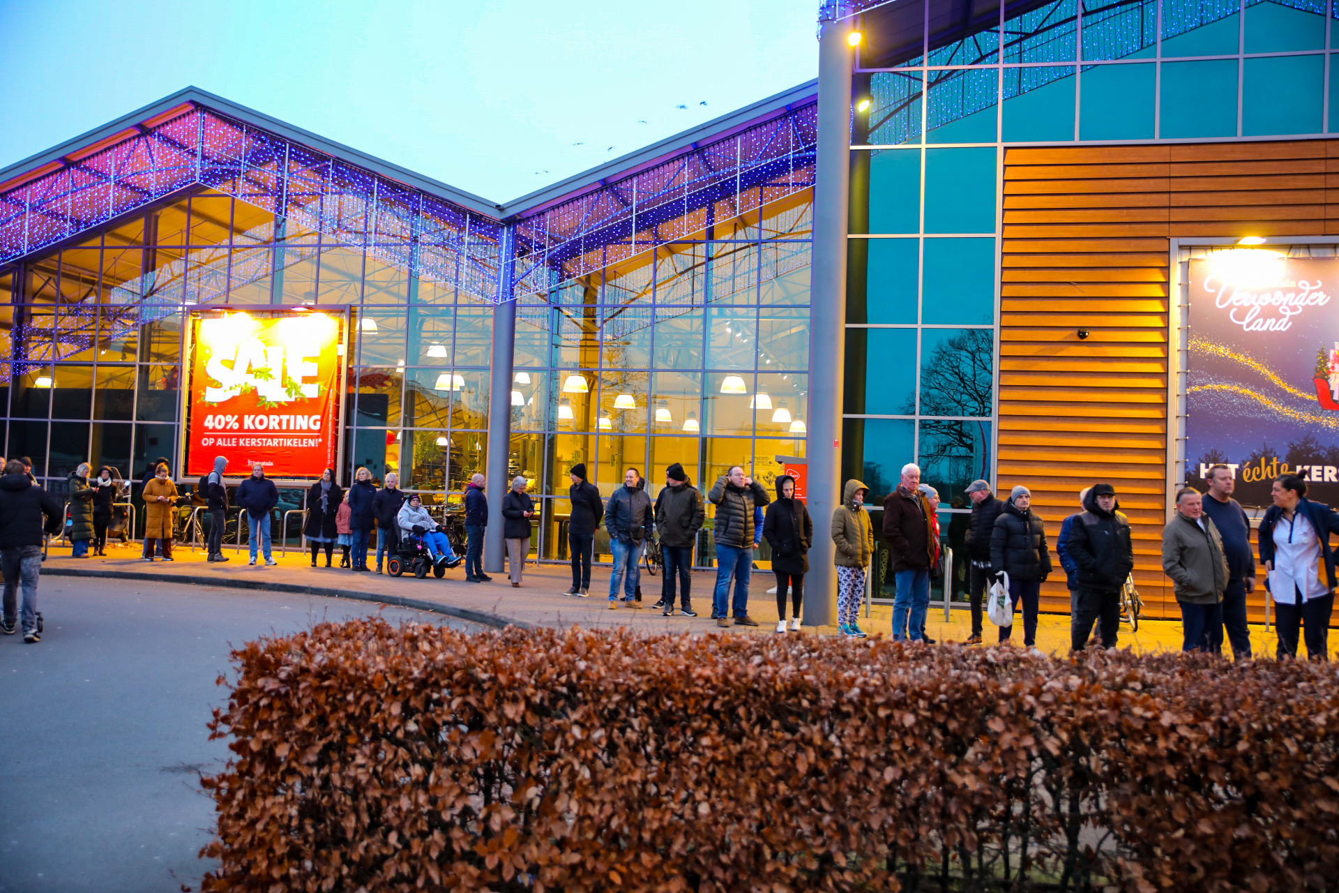Oliebollen halen? Er staan nu al honderden mensen in de rij