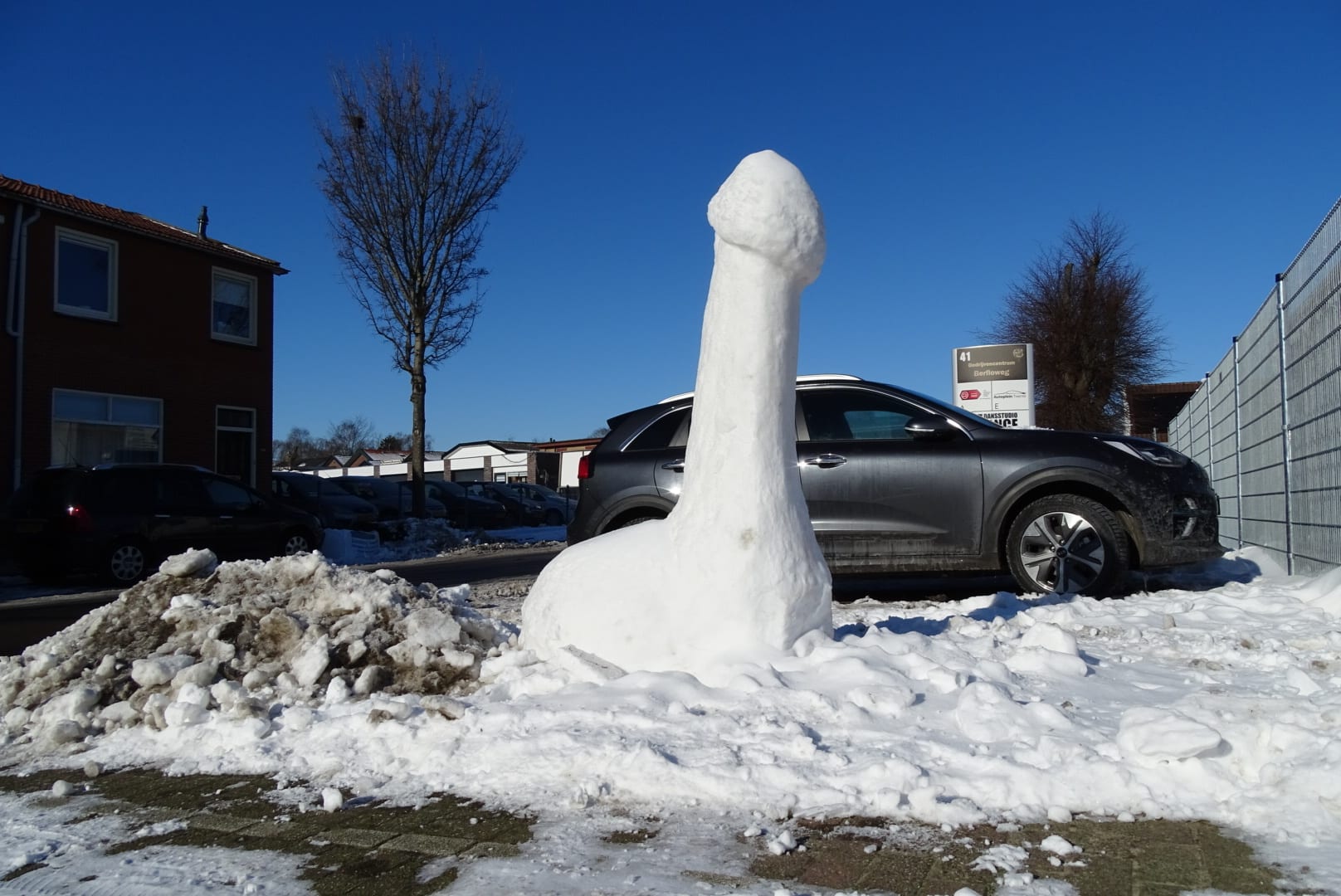 Reuze sneeuwpenis strekt zich uit boven parkeerplaats in Hengelo