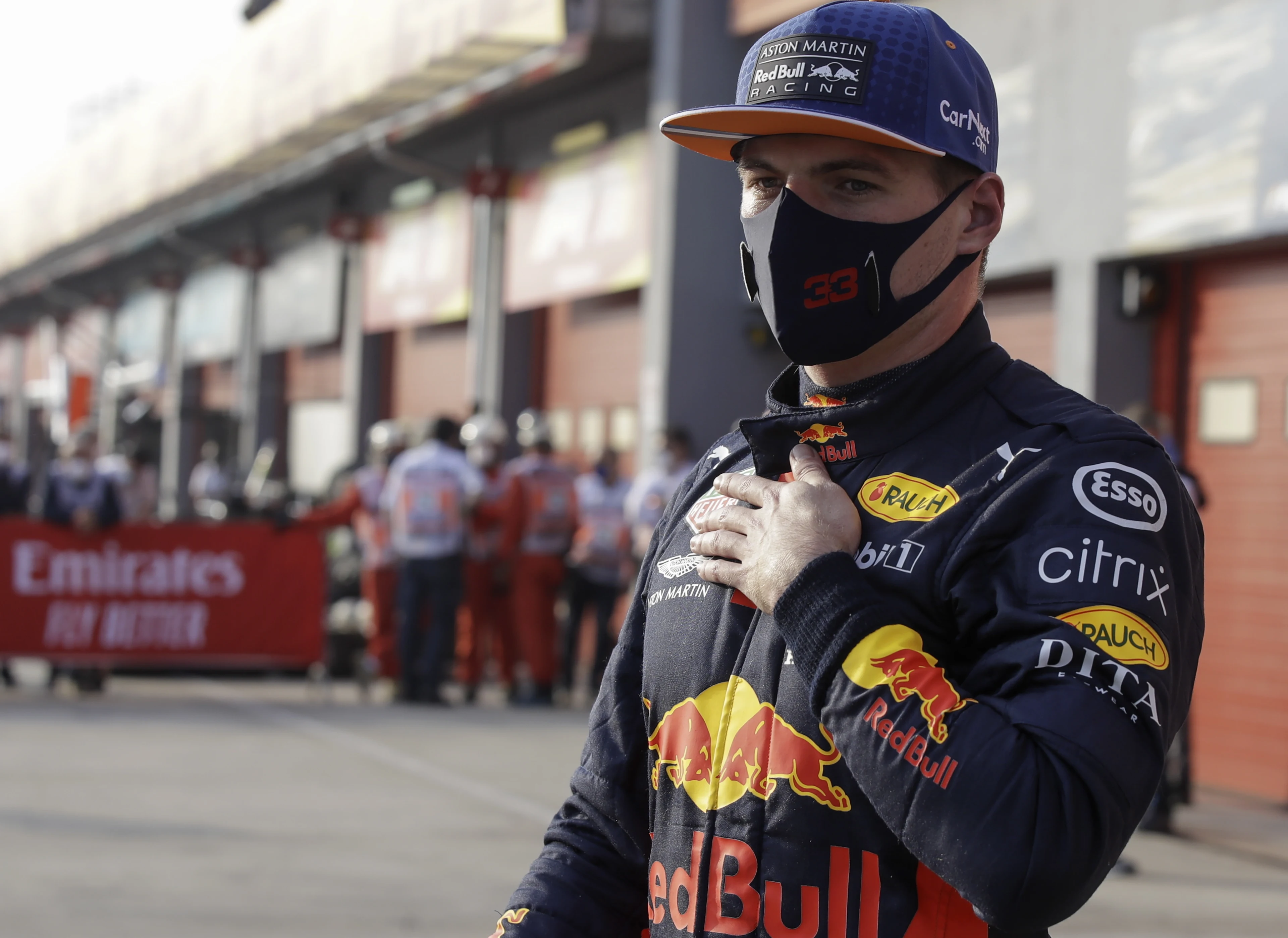 Drama op Imola: Verstappen eindigt in grindbak, Lewis Hamilton wint race