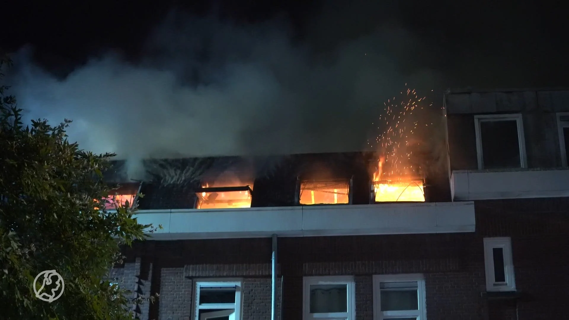 Explosie veroorzaakt brand in Rotterdamse portiekflat, bewoners kunnen niet terug