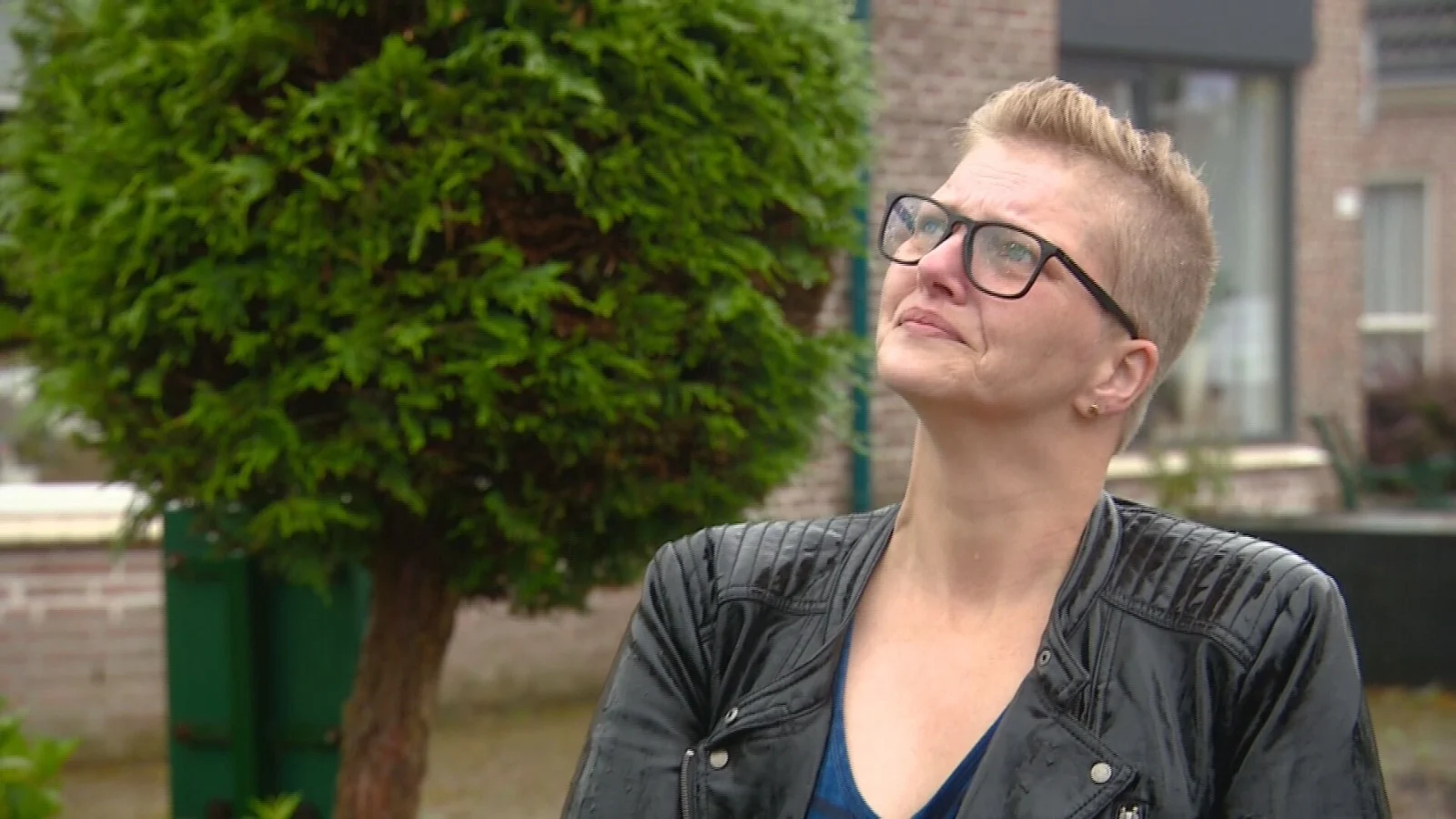Carolien kreeg twee bomen op haar auto tijdens natuurgeweld: 'In één keer werd alles zwart'