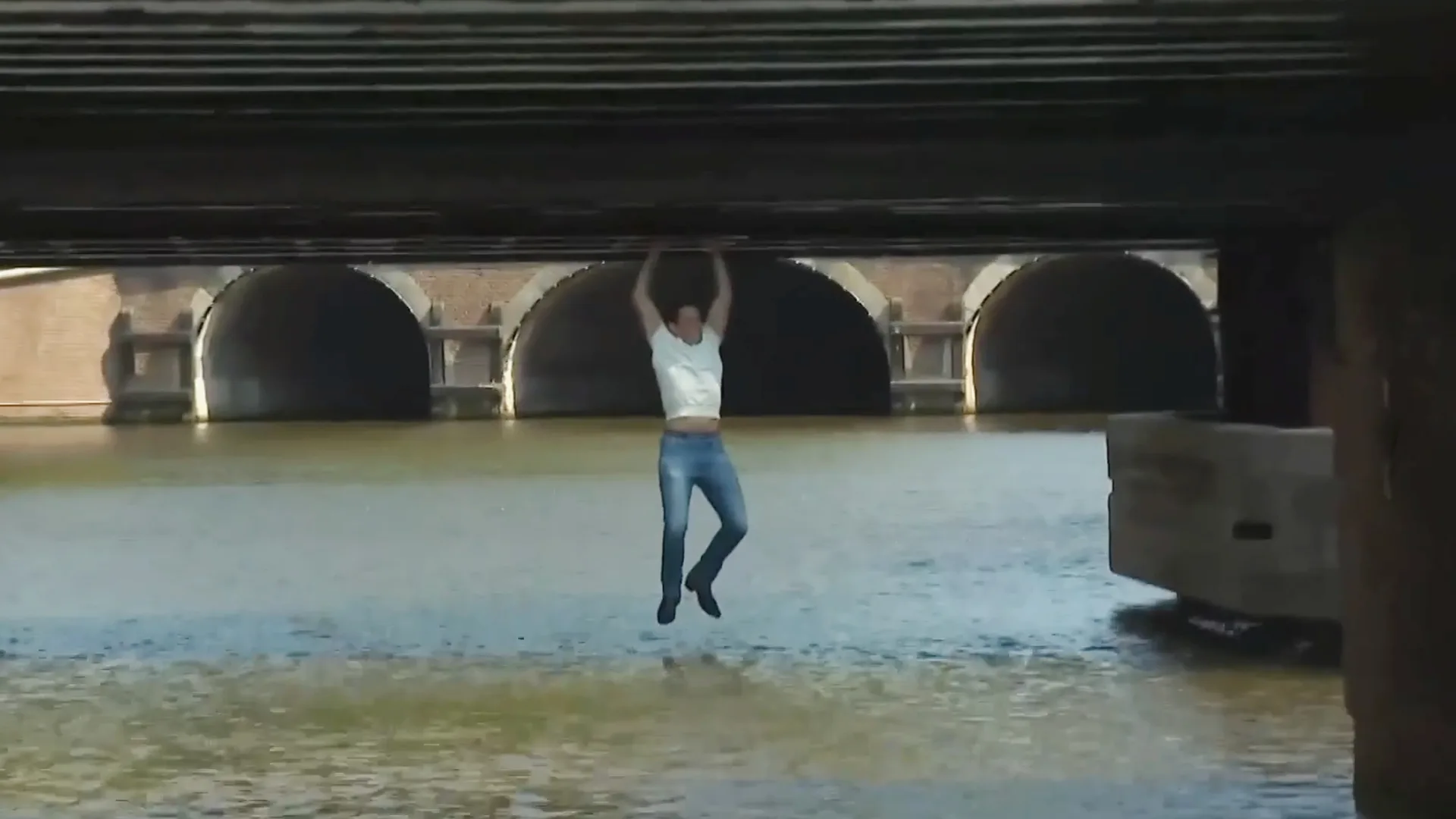 Douwe Bob houdt het niet droog na mislukte stunt bij brug