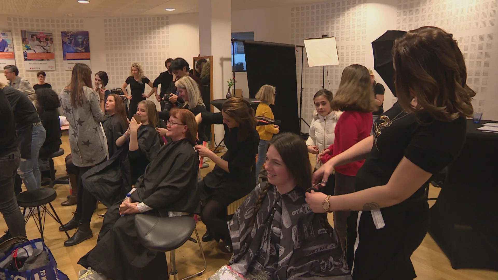 Ruim 100 donateurs laten haar knippen voor goede doel op Wereldkankerdag