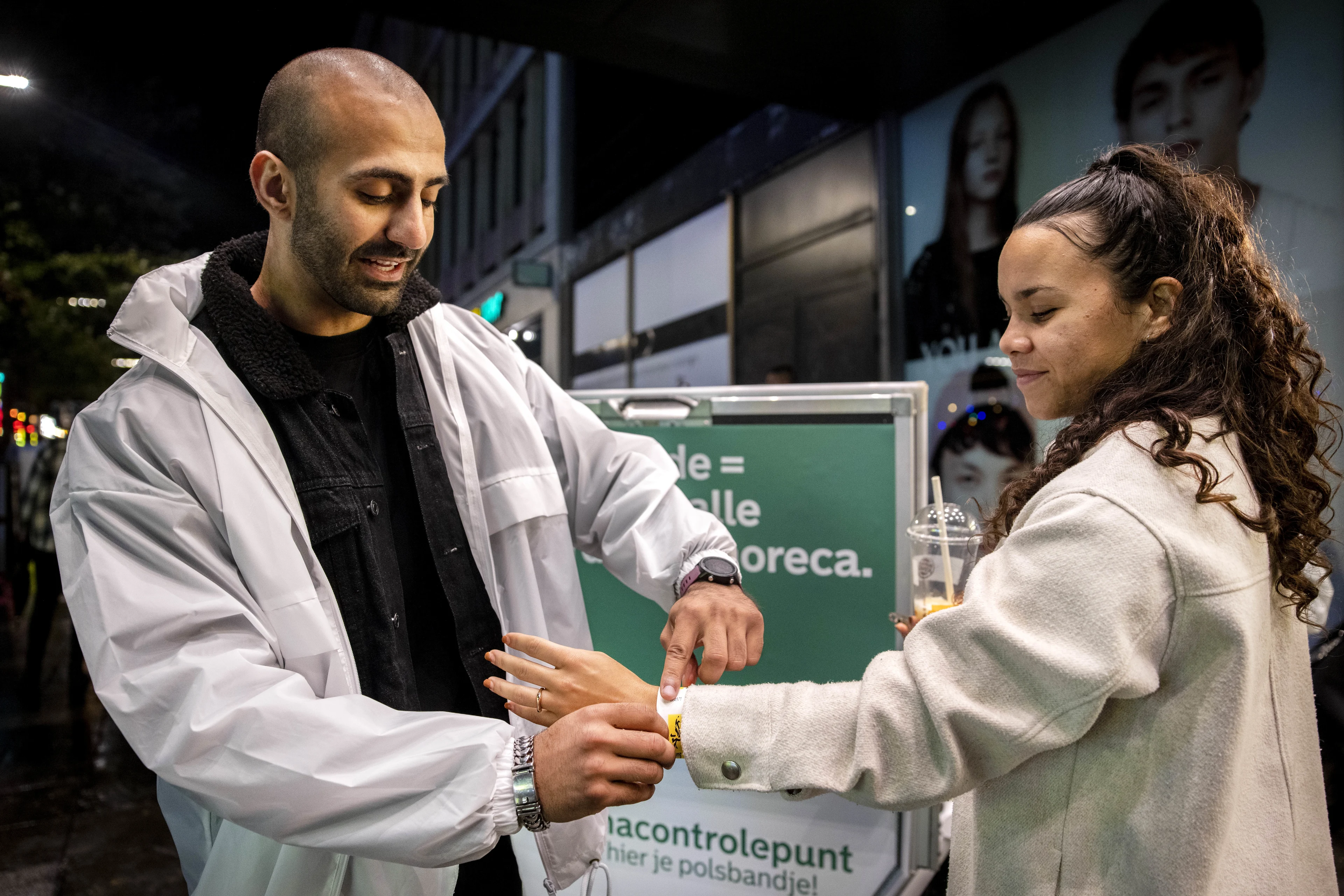 Utrecht voert coronapolsbandjes voor binnenstad in
