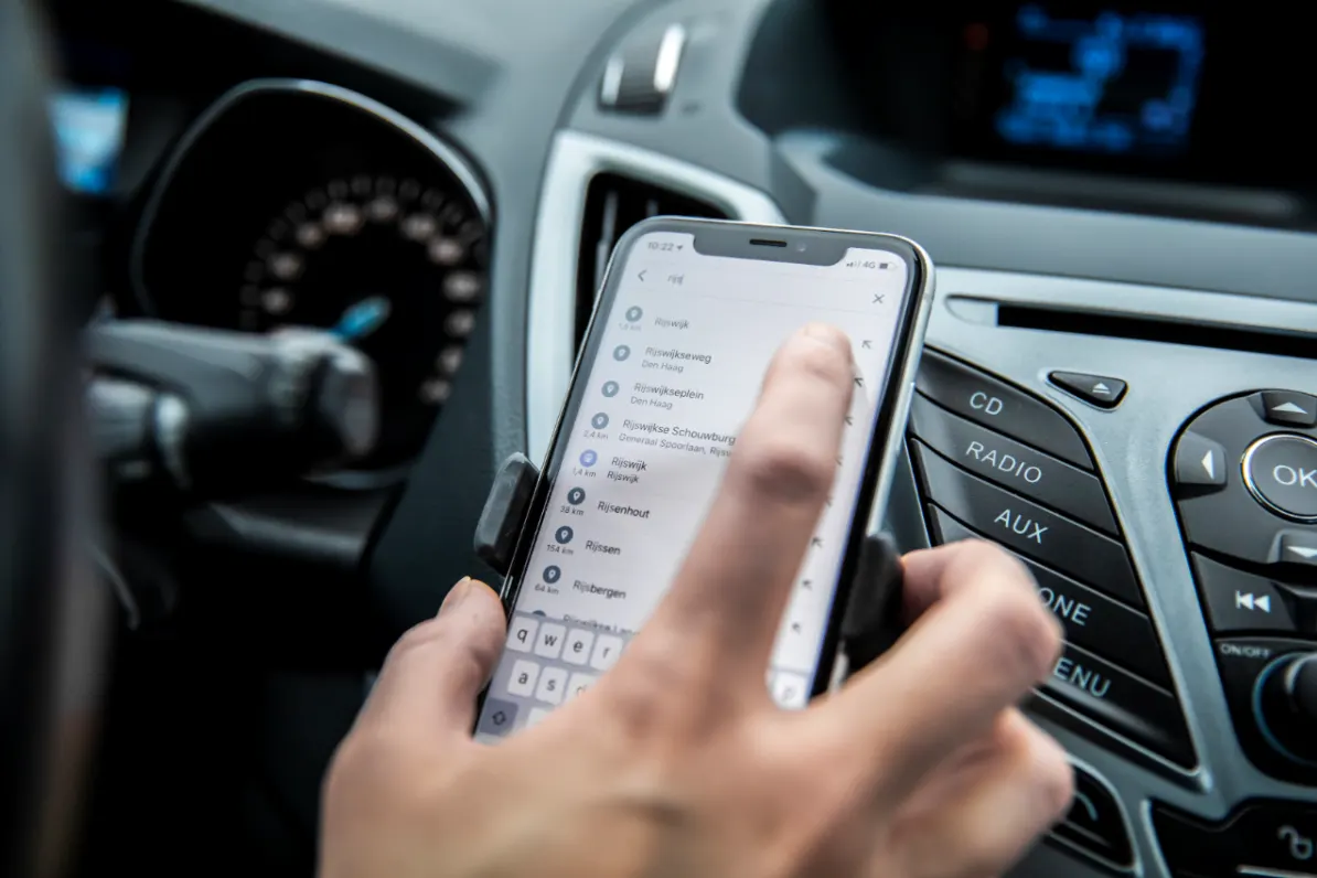 Hof oordeelt: automobilist mag telefoon op schoot leggen tijdens het rijden