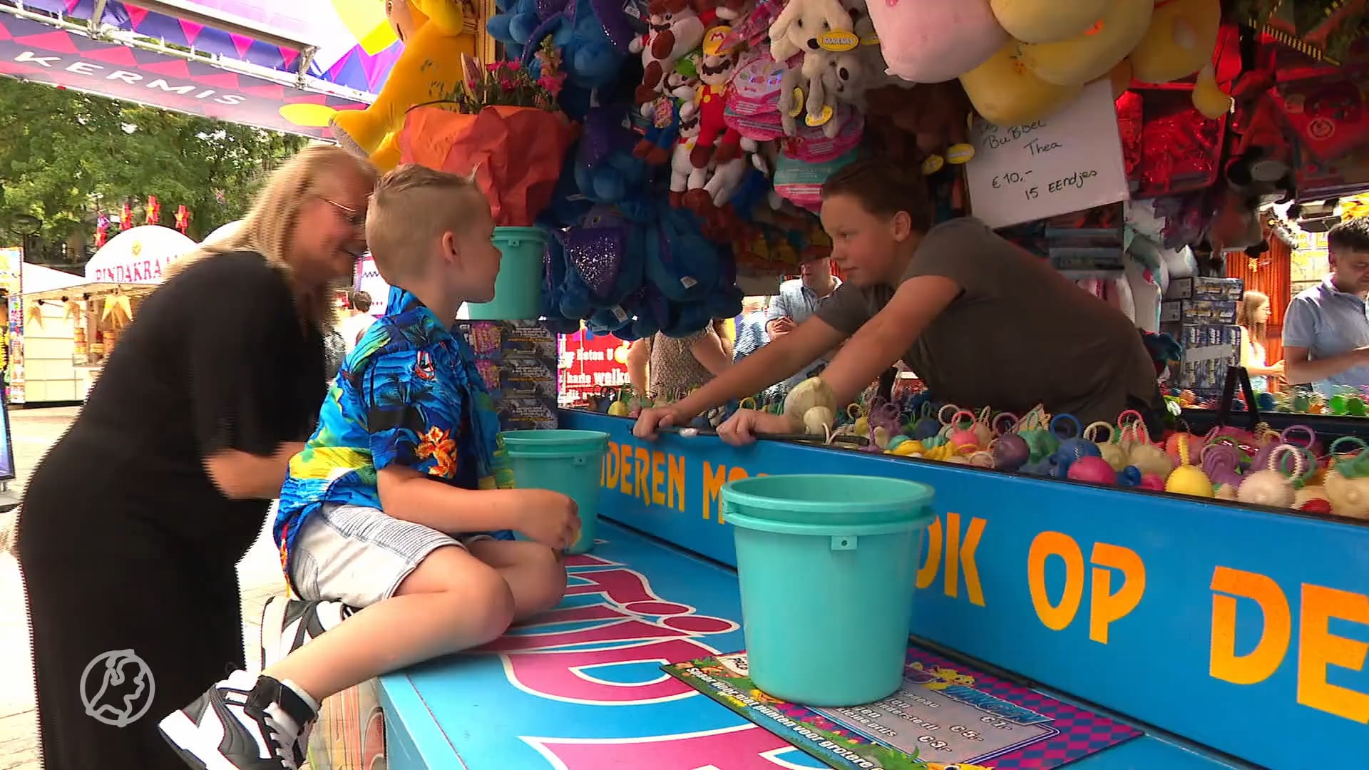 Ze zijn er vroeg bij: Fransino (13) en Abel (14) staan op de Tilburgse kermis