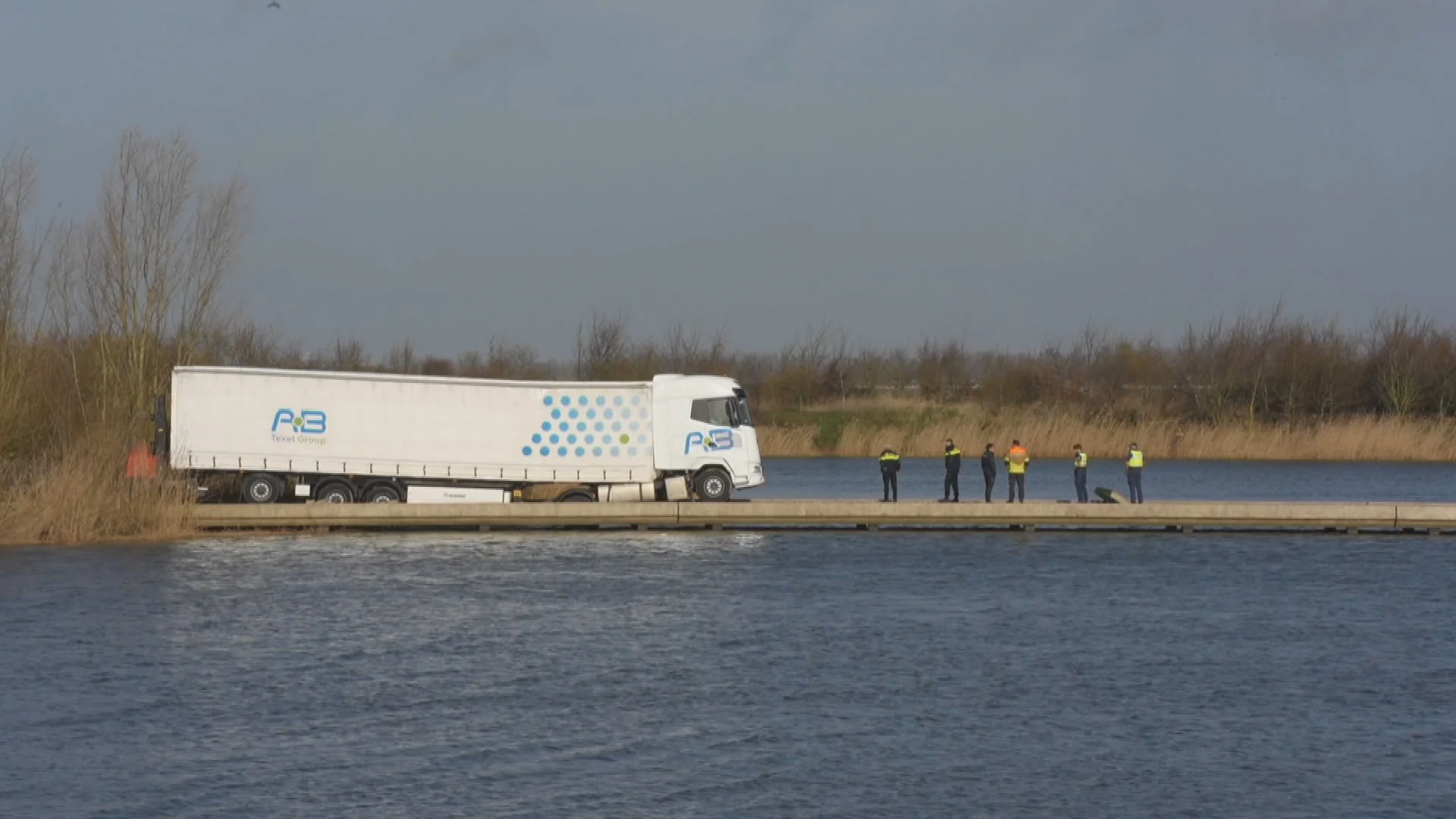 Zwaarbeladen vrachtwagen zakt door fietsbrug in Biesbosch