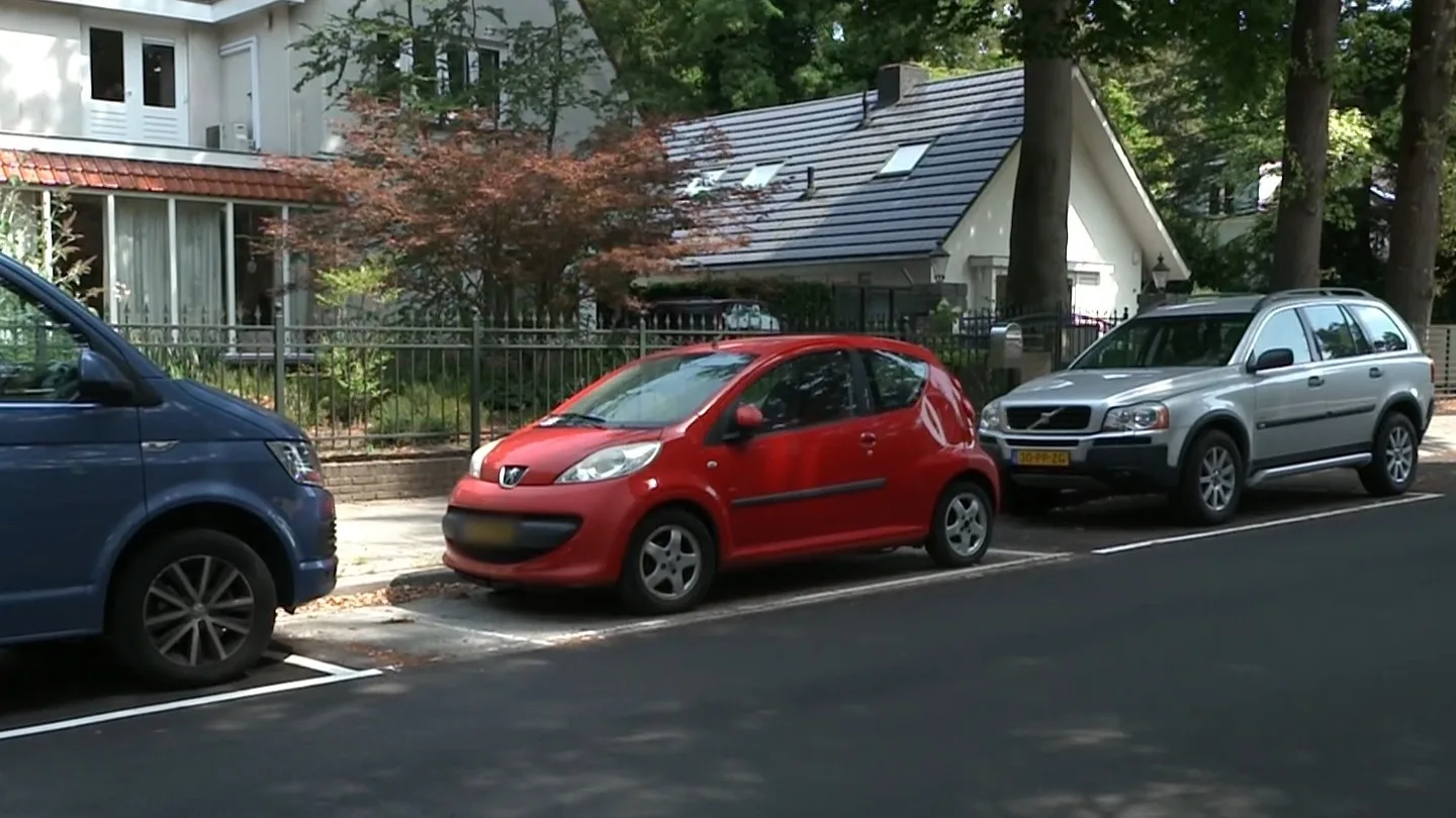 Vreemd gezicht: asfalteerders werken om geparkeerde auto heen in Ede