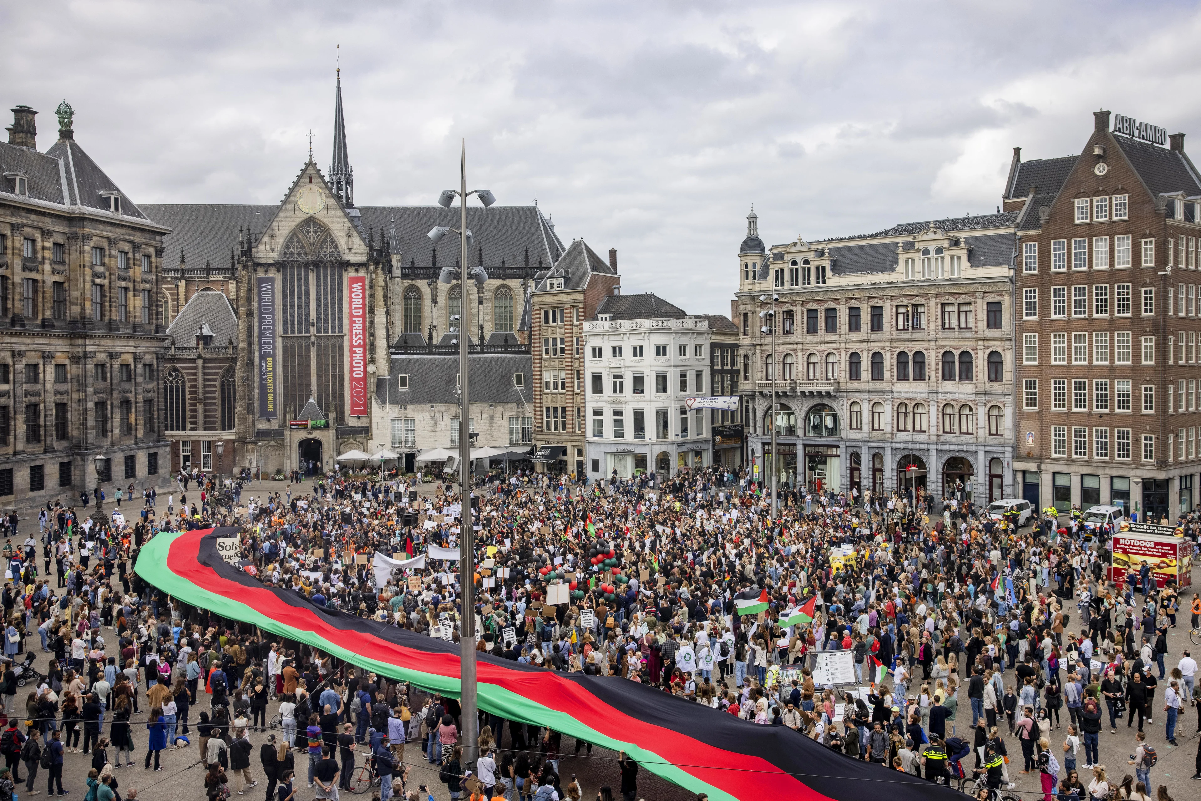 Duizenden mensen op de Dam om steun te betuigen aan Afghaanse vluchtelingen