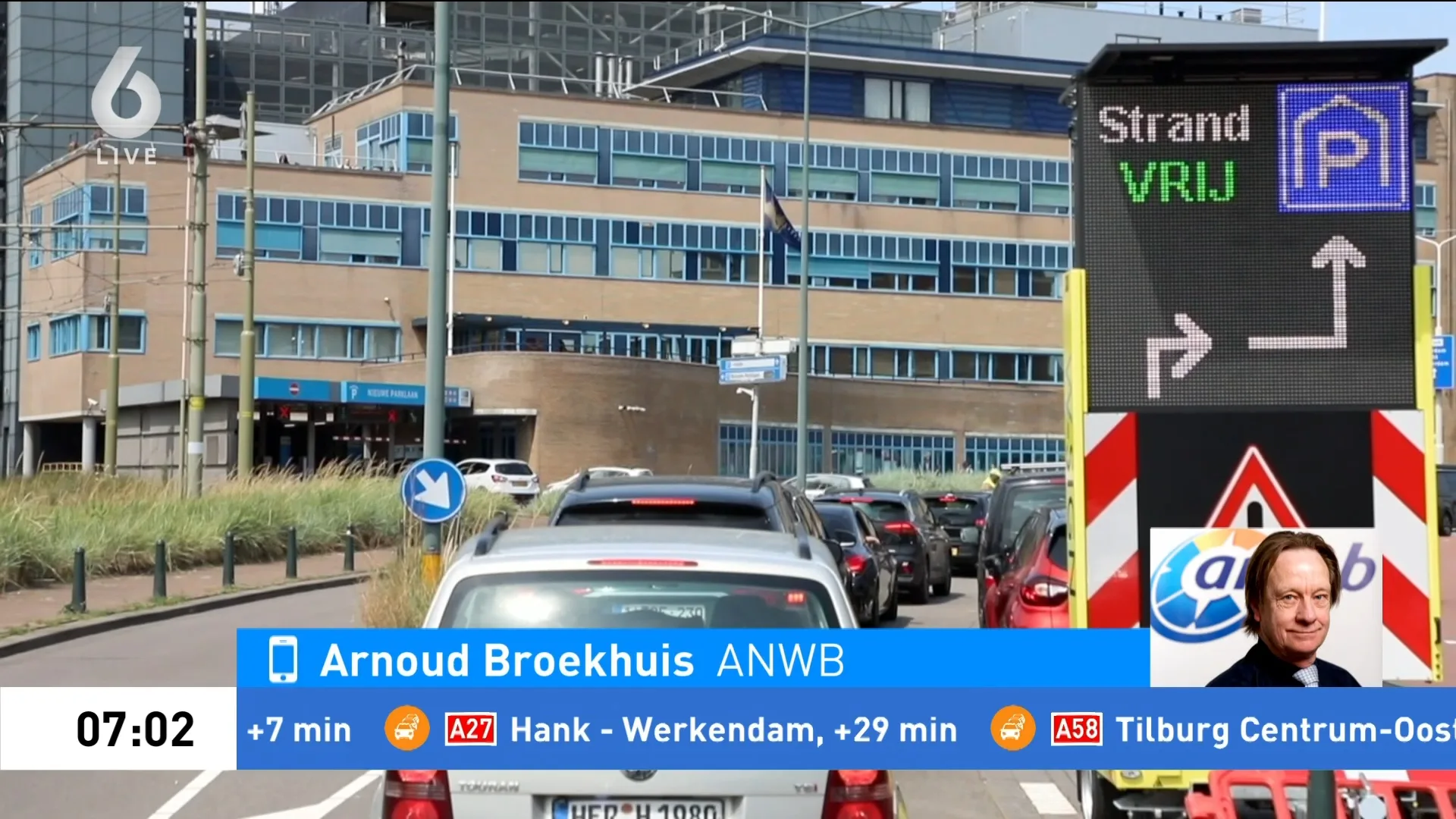 Drukte op de weg richting de kust door strandgangers en wielerfans