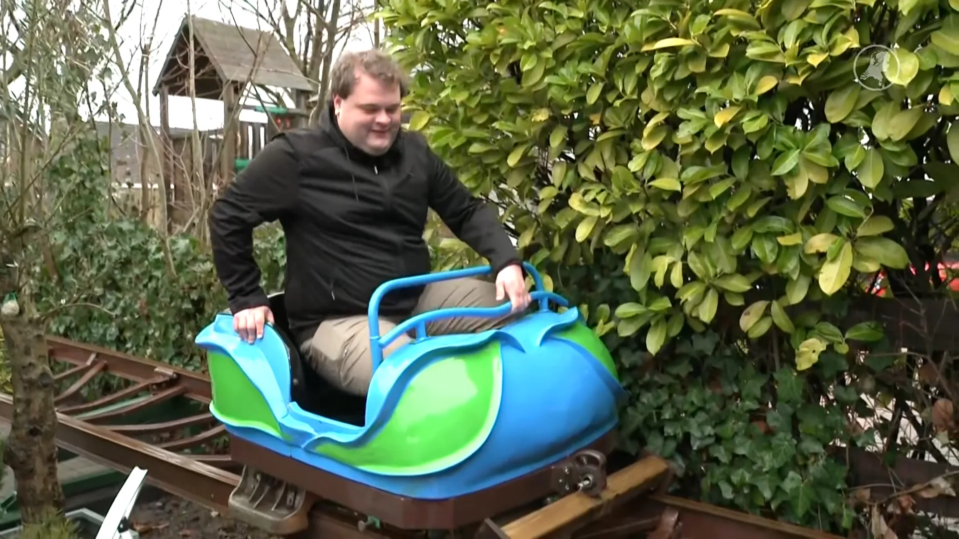 Simon heeft Kikkerachtbaan uit Duinrell in voortuin