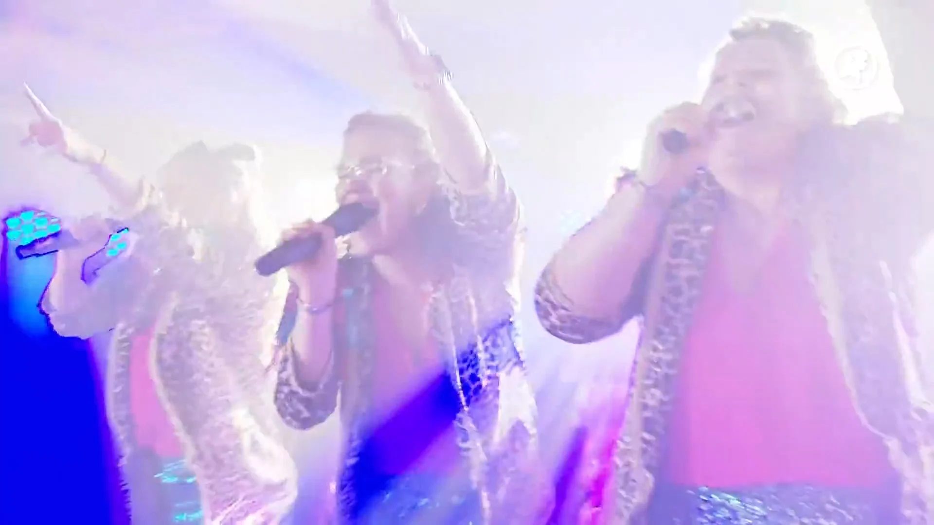 Vriendinnen nemen als grap carnavalsnummer op en worden nu massaal geboekt