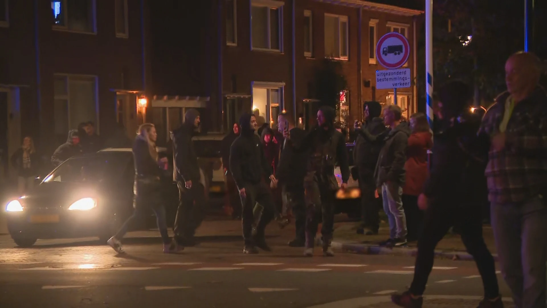 Honderden azc-demonstranten Uithoorn gaan woonwijk in, ME achtervolgt