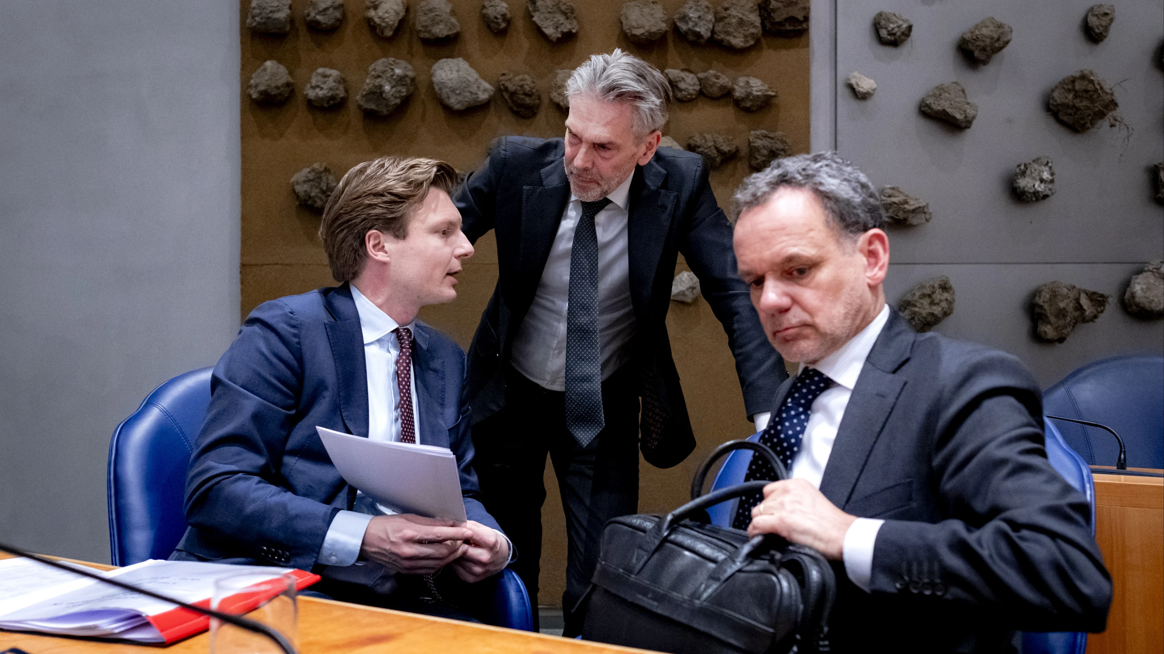 Onvrede groeit over gang van zaken in Nederland, premier Schoof onder druk