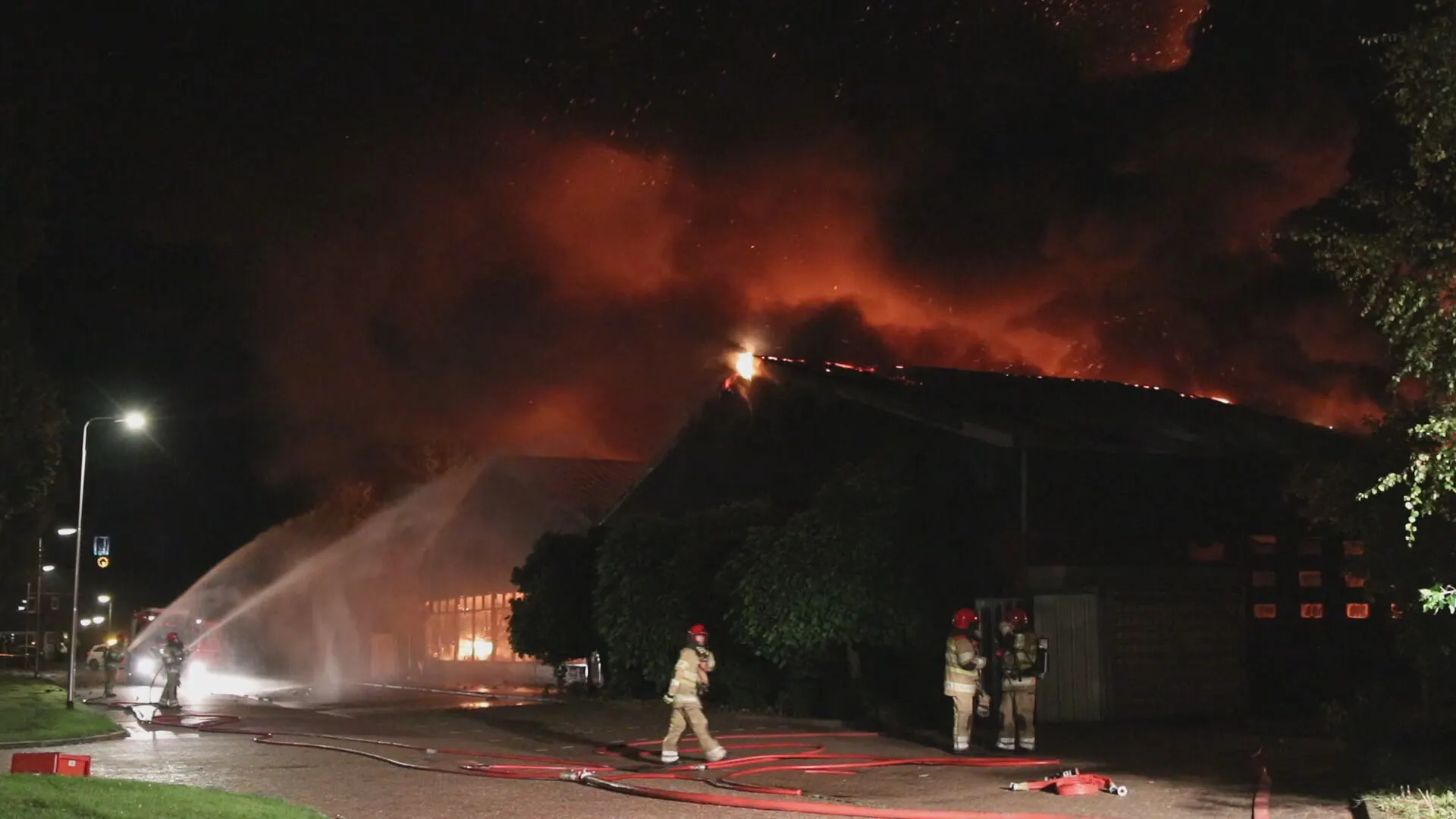 Flinke rookontwikkeling bij grote brand hout- en metaalverwerker in Ens