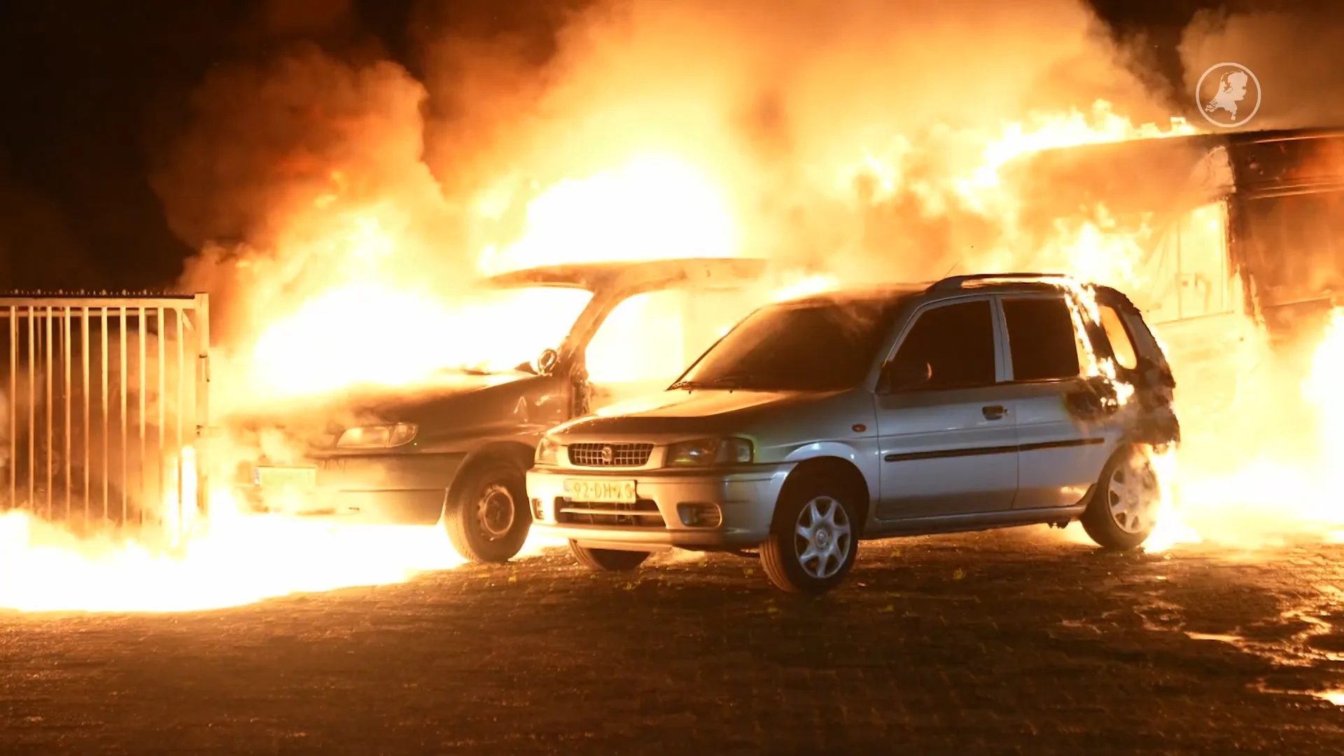 Grote brand verwoest zes auto's bij garage in Megen