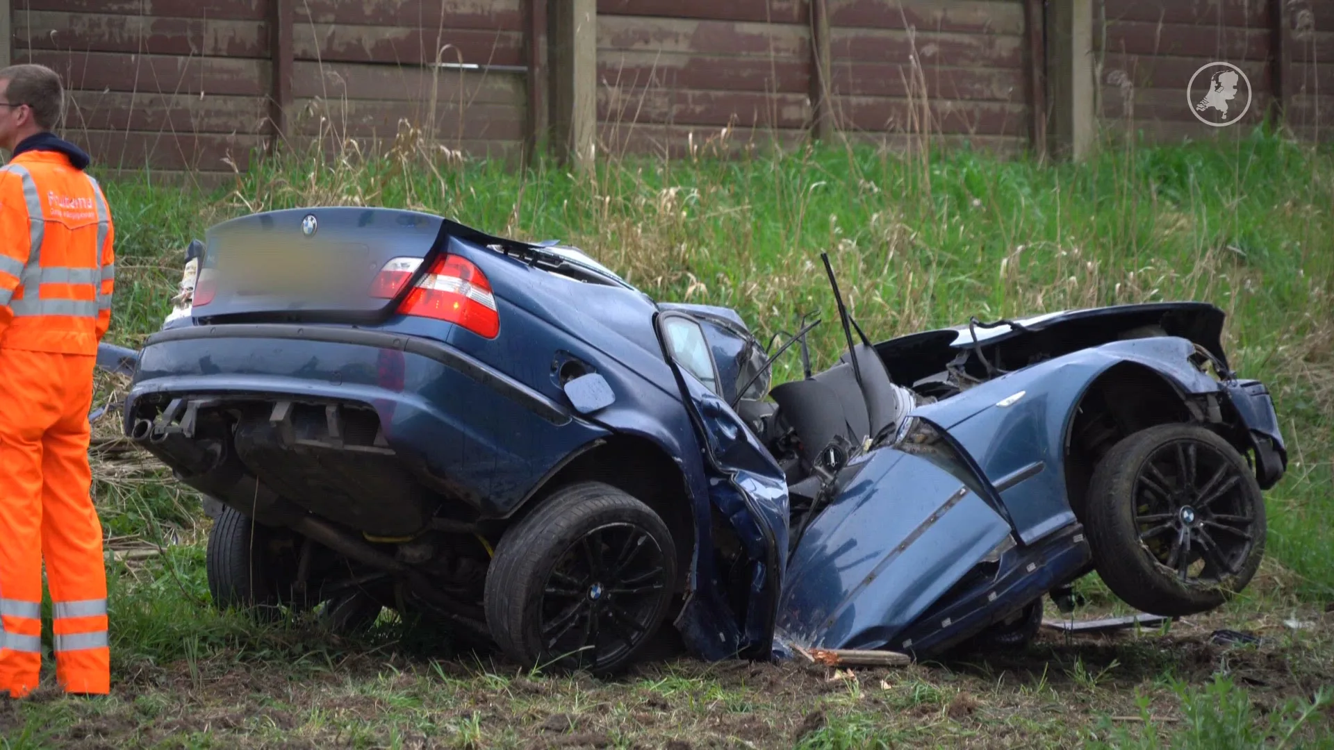 Auto bijna in twee stukken na ongeluk bij A7