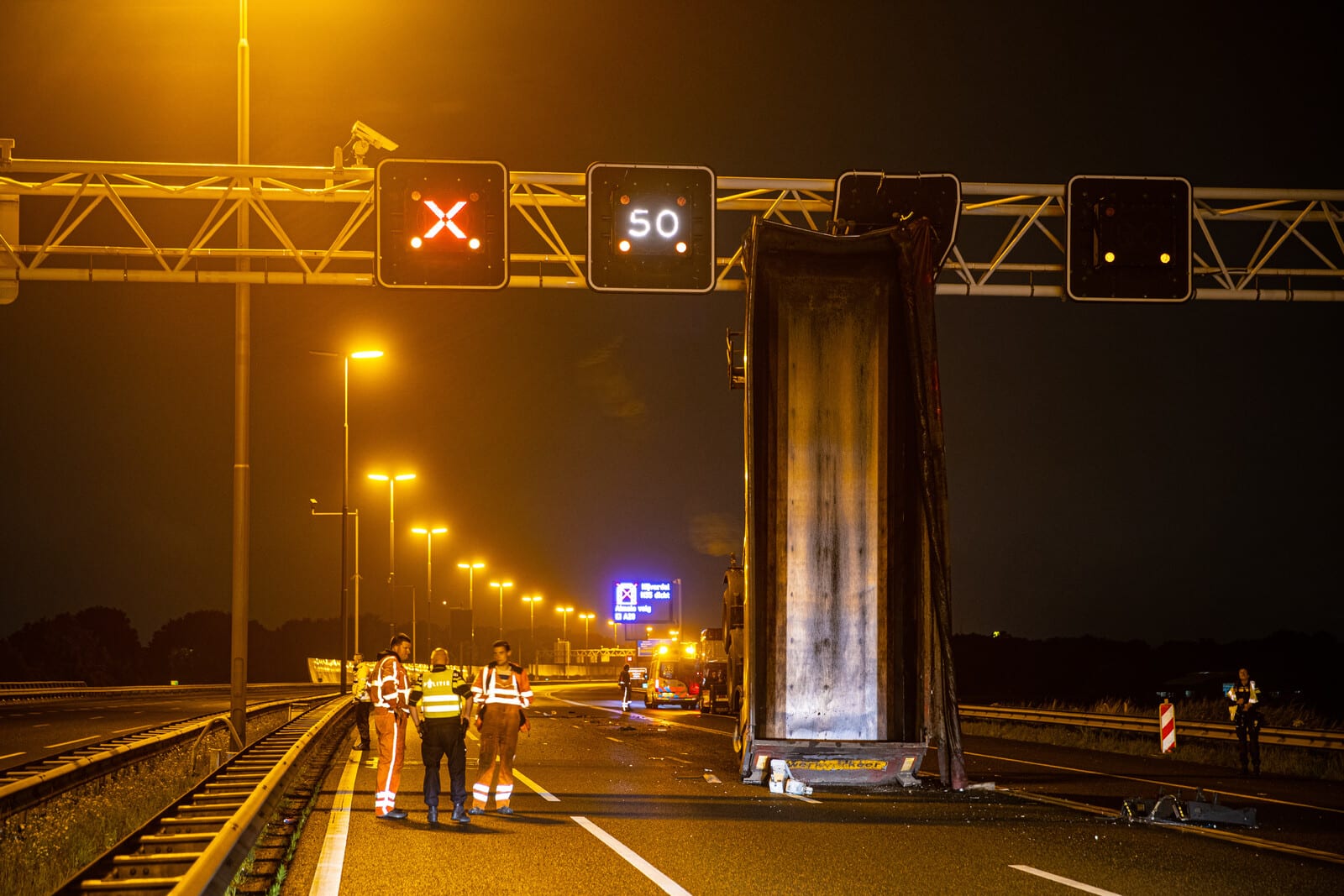 Vrachtwagen rijdt tegen matrixborden op A28 bij Zwolle, weg nog uren dicht