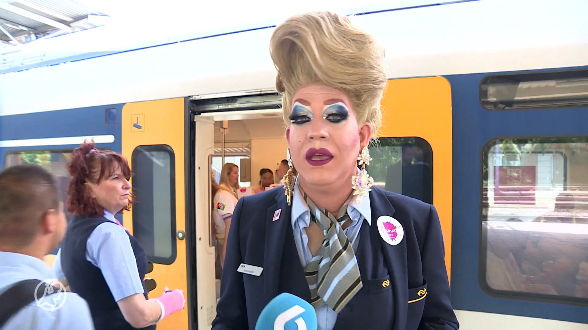Dragqueens dossen zich uit voor Roze Maandag