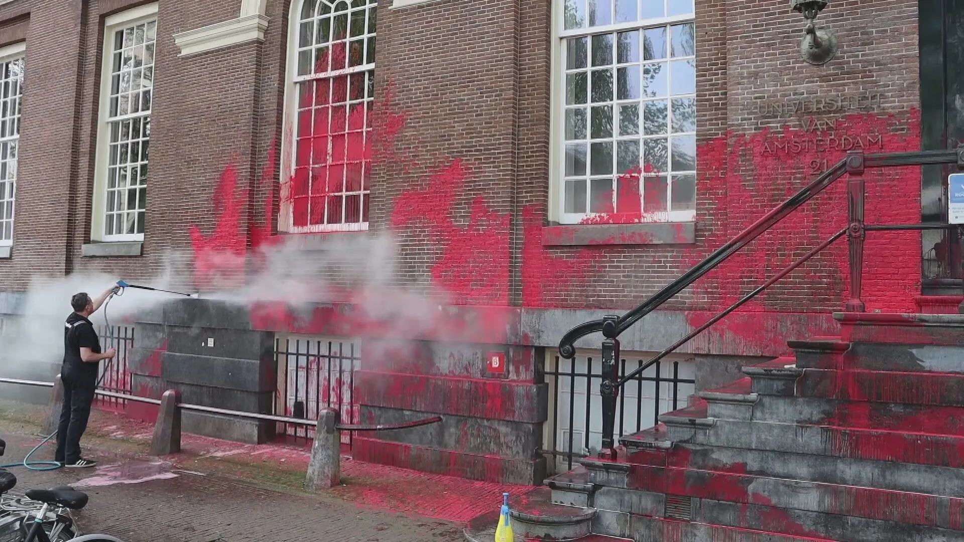 Opnieuw UvA-gebouw beklad met rode verf