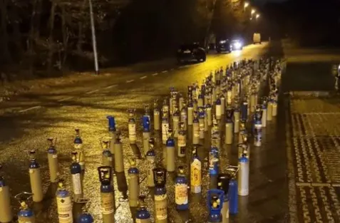 Politie betrapt man met 242 lachgasflessen in zijn bus