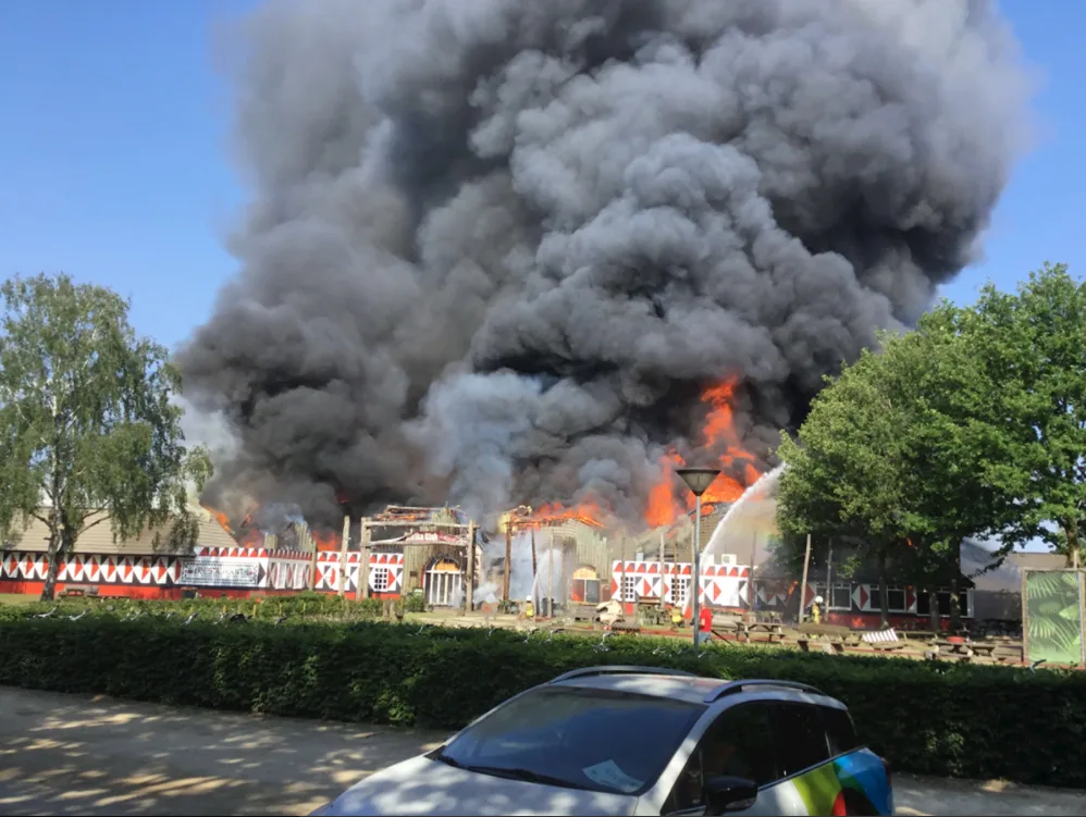Grote brand in hoofdgebouw vakantiepark Beekse Bergen: vlammen slaan eruit