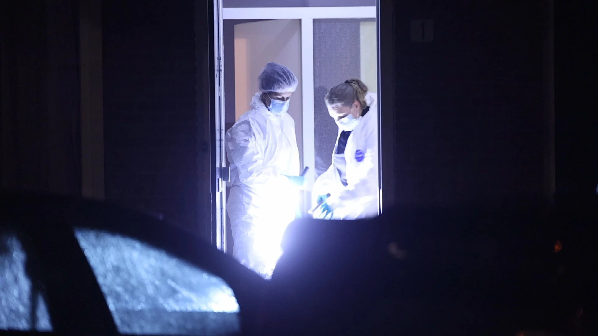 Politie pakt man met bebloed shirt op na dodelijk incident woning Amsterdam