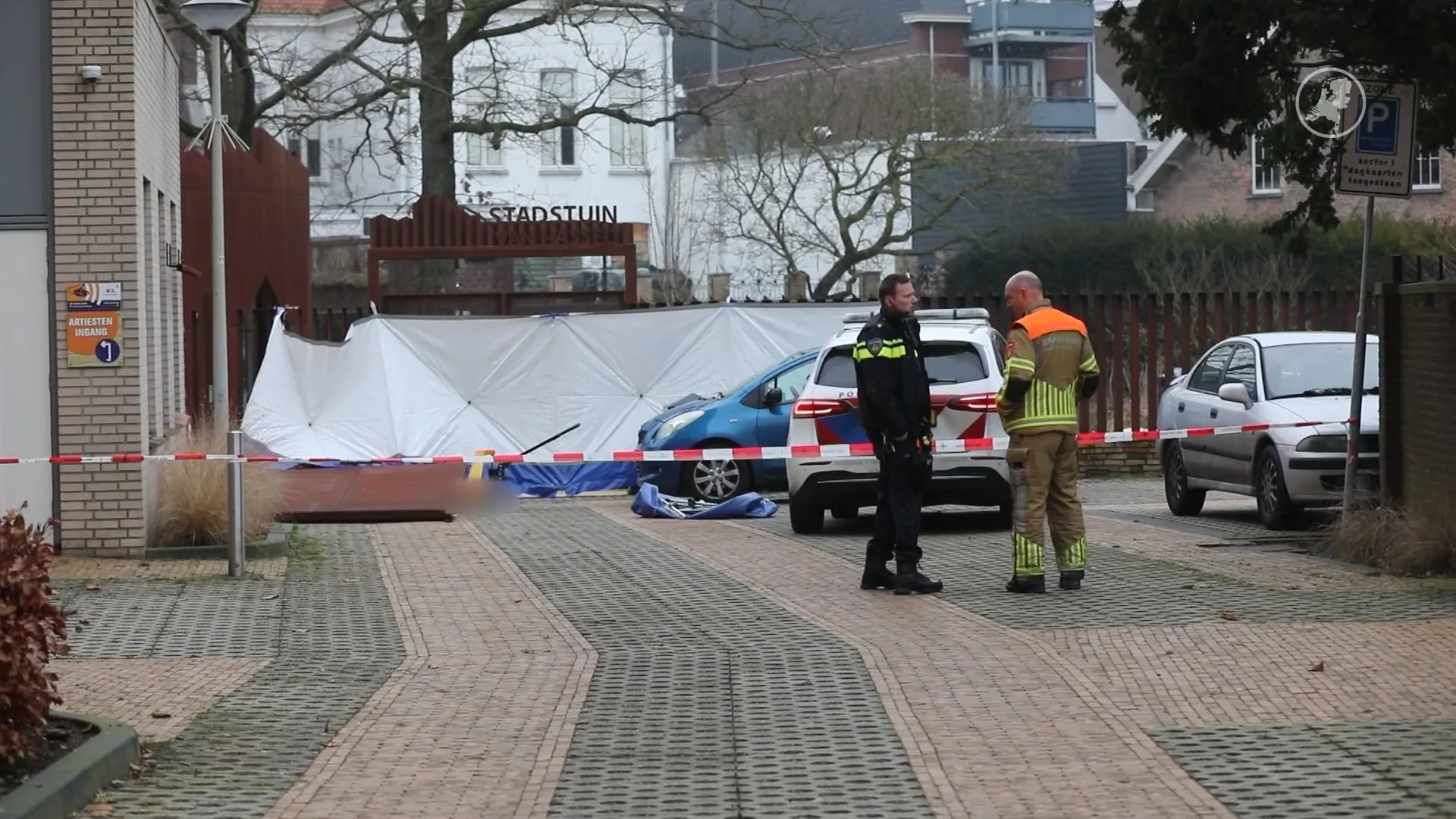 Vrouw (21) komt onder toegangspoort theater Roosendaal terecht en overlijdt