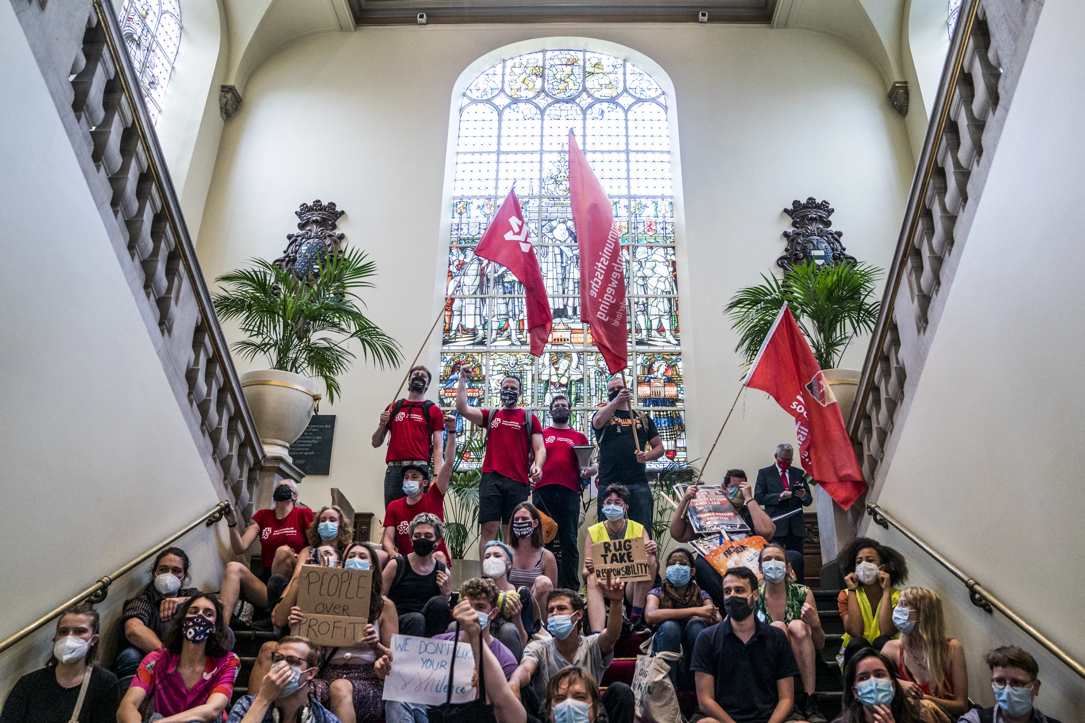 Studenten bezetten universiteitsgebouw tijdens protest tegen kamernood in Groningen