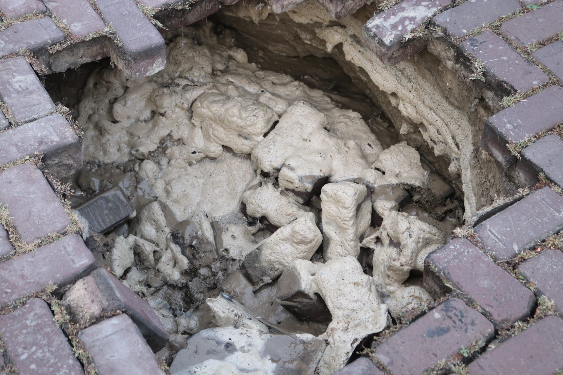 Rijdende auto verdwijnt in sinkhole in Hillegom