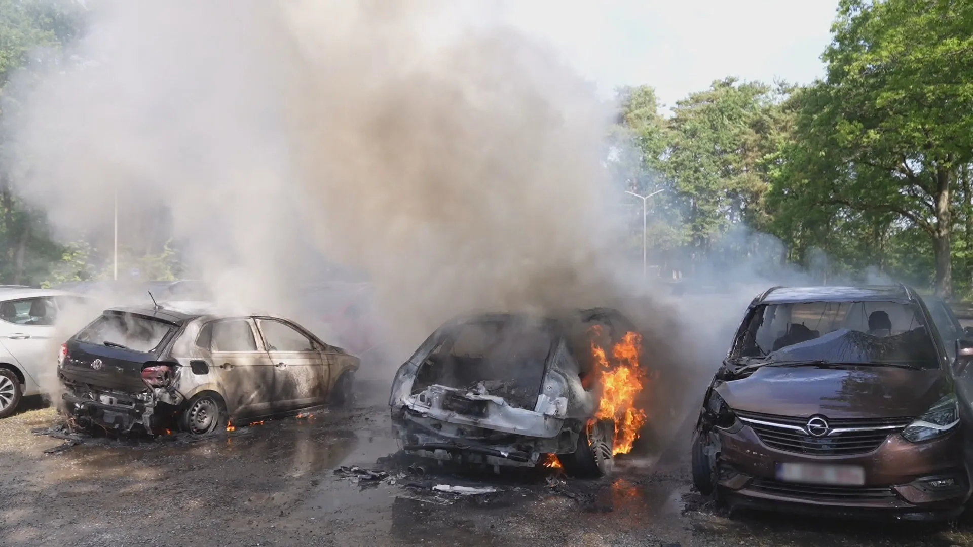 Foutje, bedankt! Zes auto's in vlammen op door wegbranden onkruid
