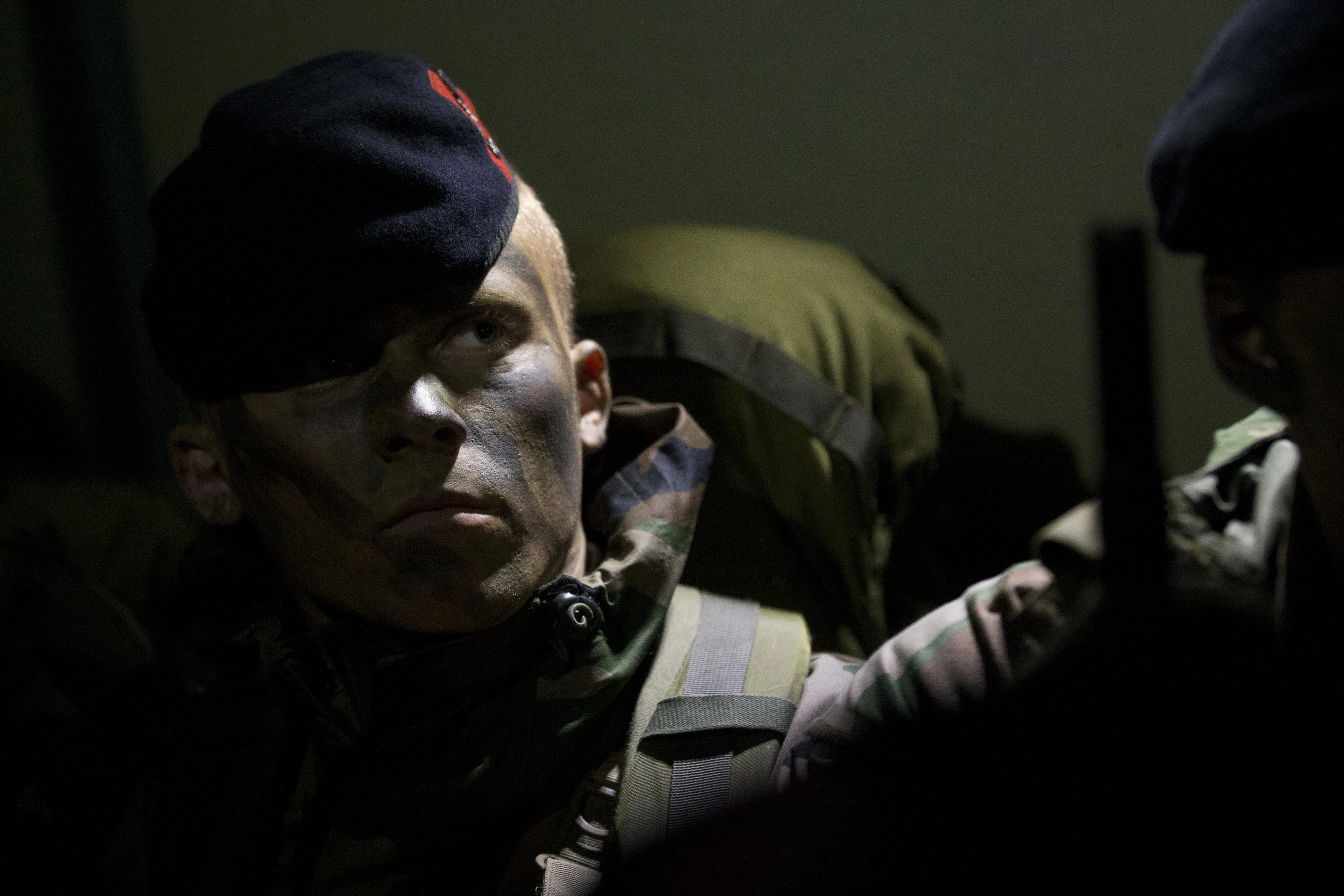 Vier op de vijf Nederlanders wil dat het leger wordt afgestuurd op de relschoppers