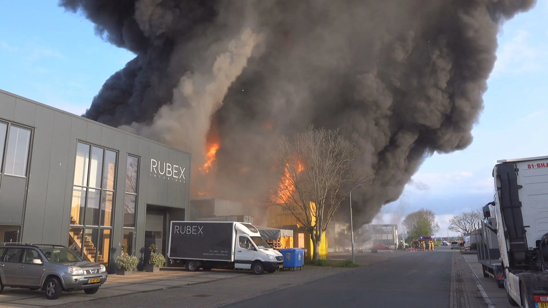 Grote brand in bedrijfspand Broek op Langedijk: metershoge vlammen, dikke zwarte rook