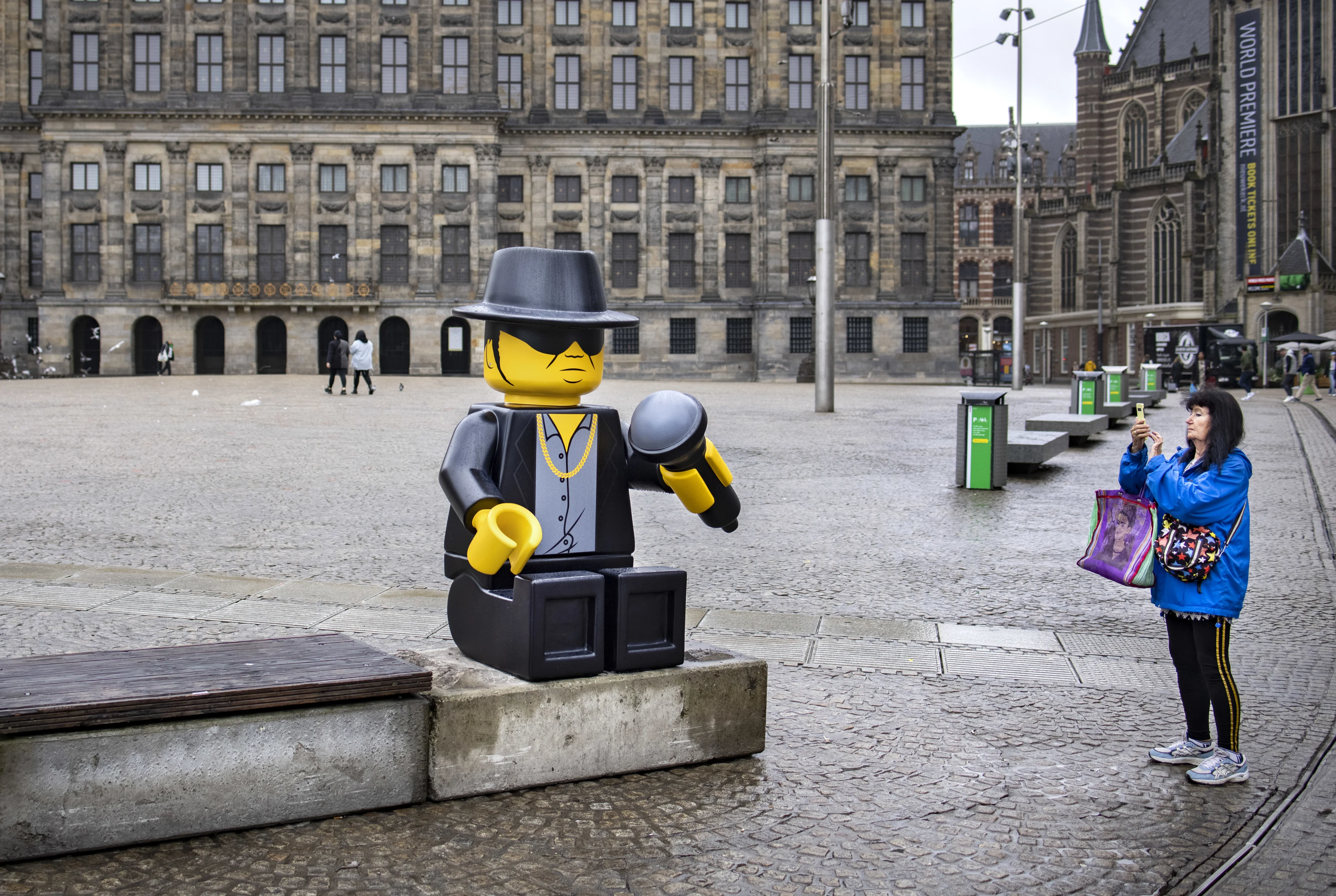 'Hufterproof' Hazesbeeld herrijst midden op Dam in Amsterdam