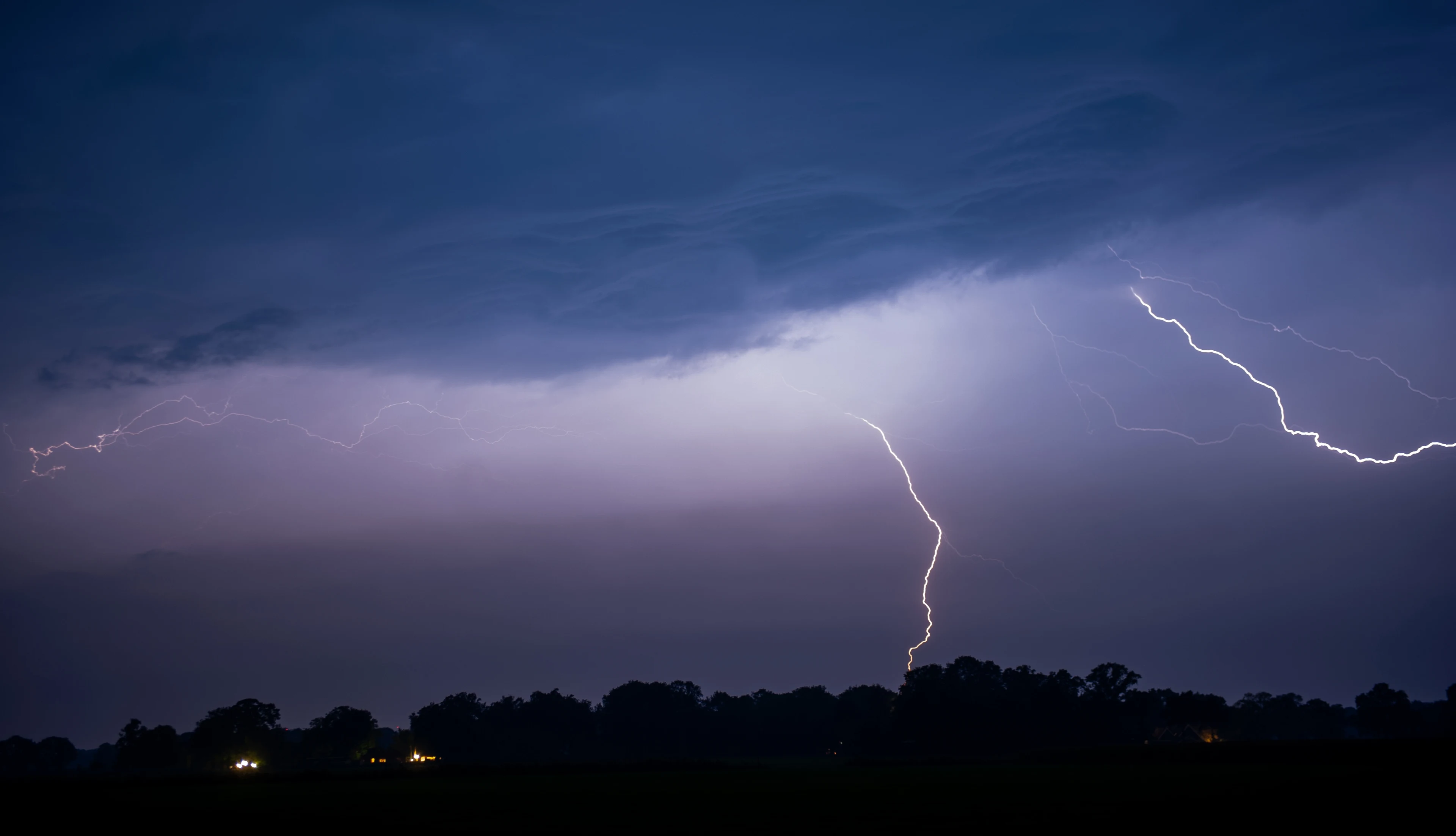 Ook stevige onweersbuien verwacht in oosten van het land