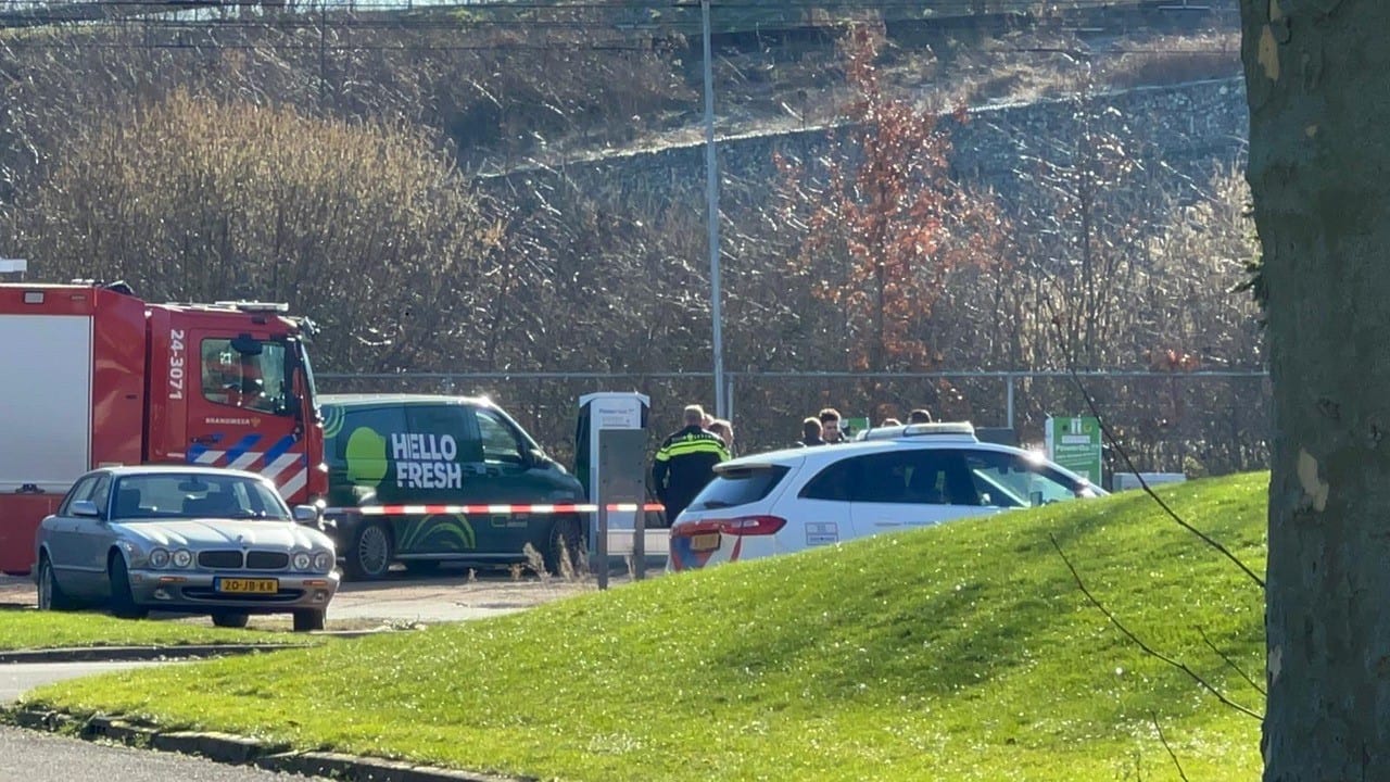 Monteur krijgt stroomstoot van laadpaal, met brandwonden naar ziekenhuis