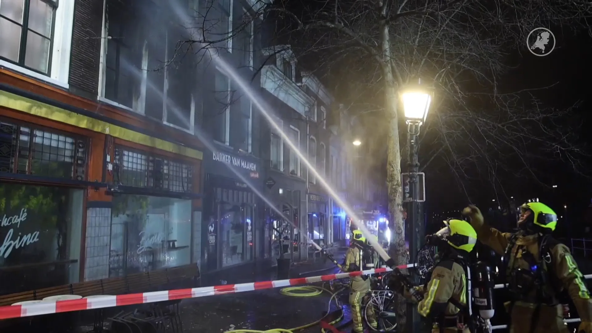 Brandweer uren bezig met nablussen na grote brand in Delft