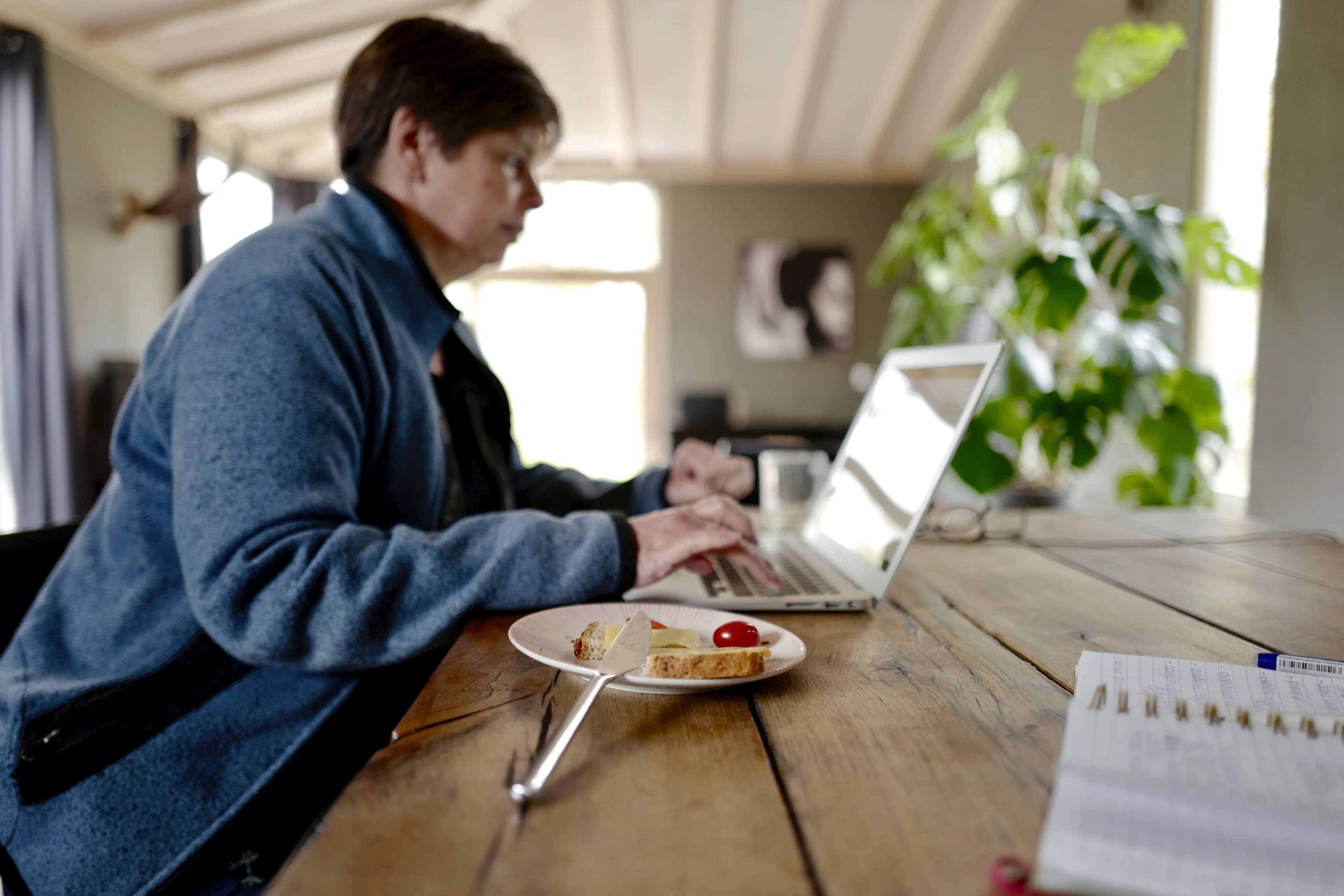 Leg maar weg: scherm kijken tijdens eten maakt je mogelijk dikker