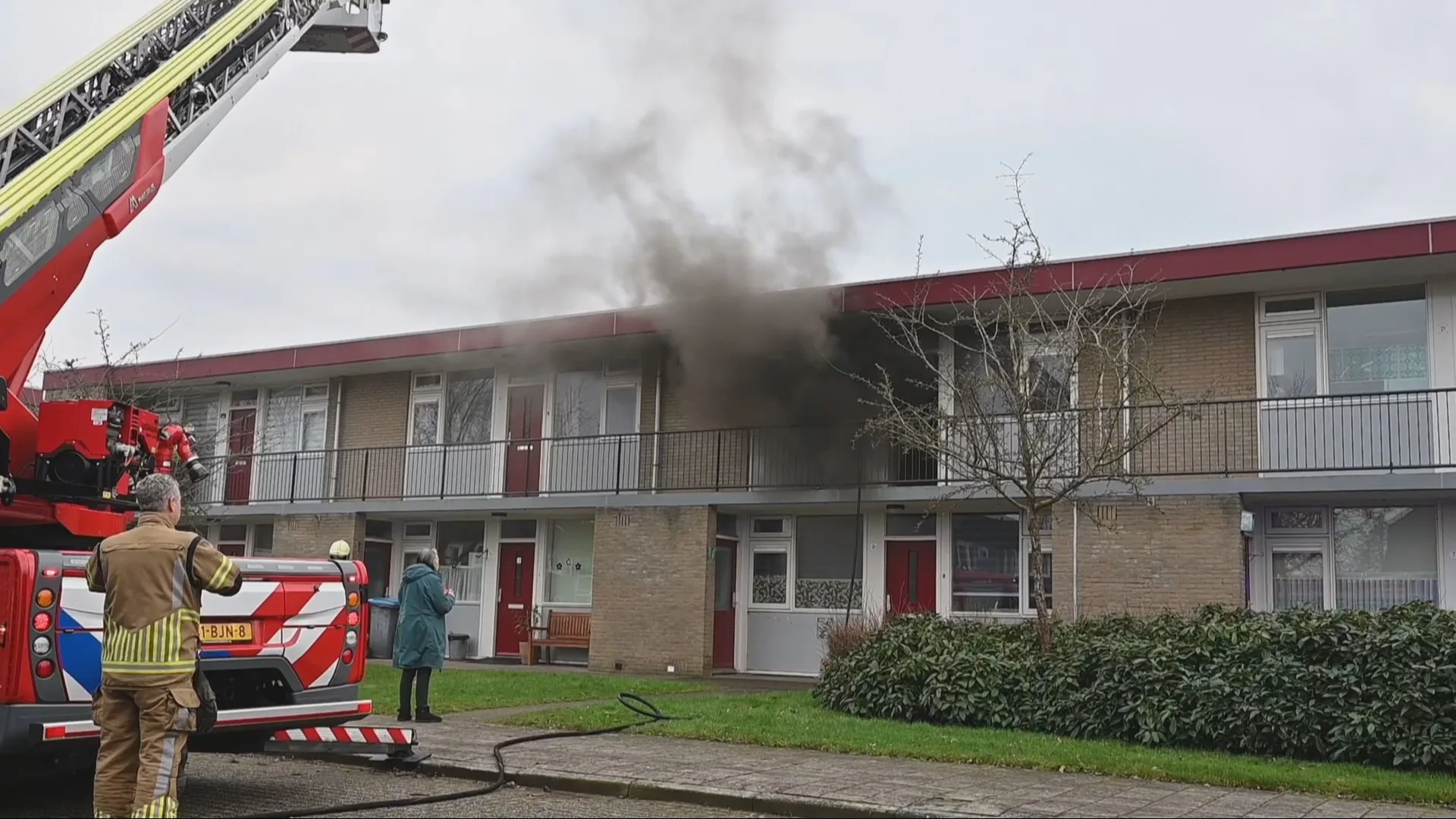 Brandweer redt twee honden bij woningbrand in Almelo