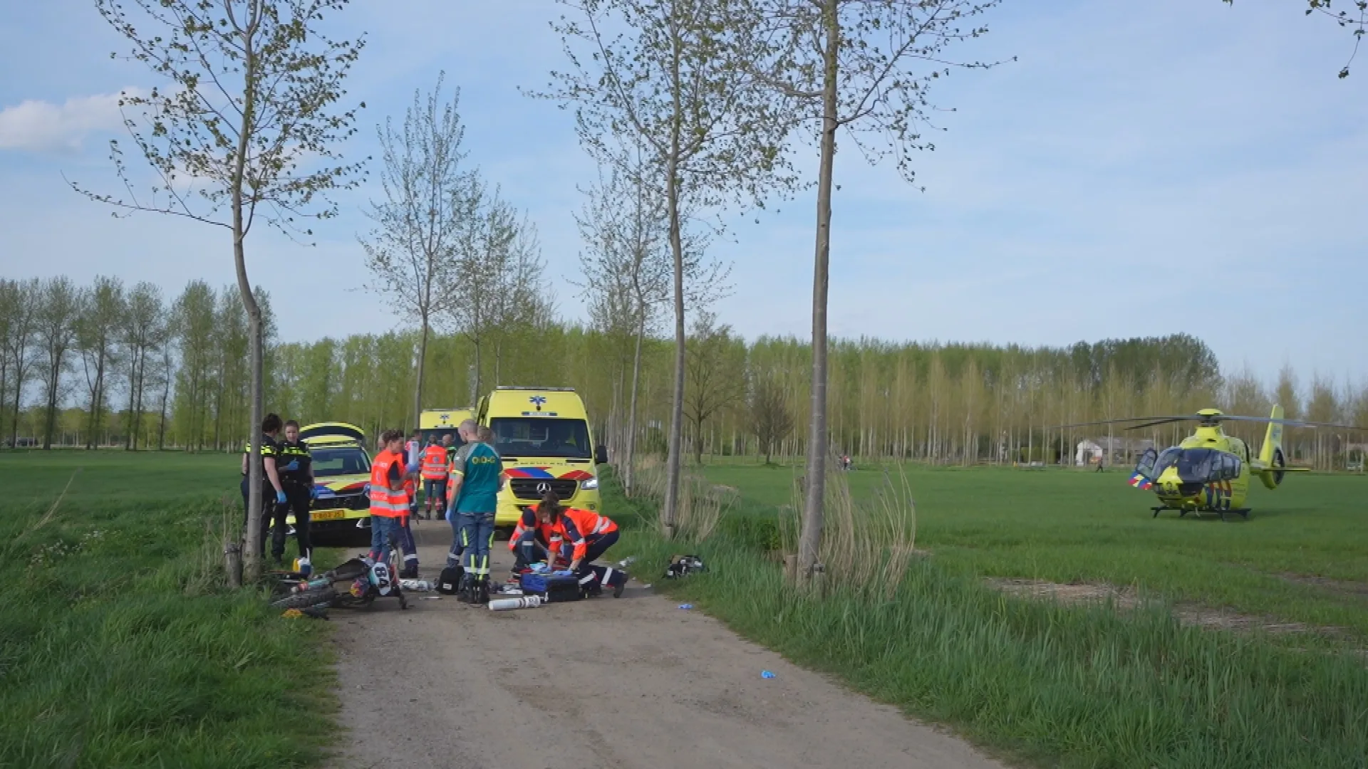 Man (25) botst met motor op boom in Lieshout en overlijdt