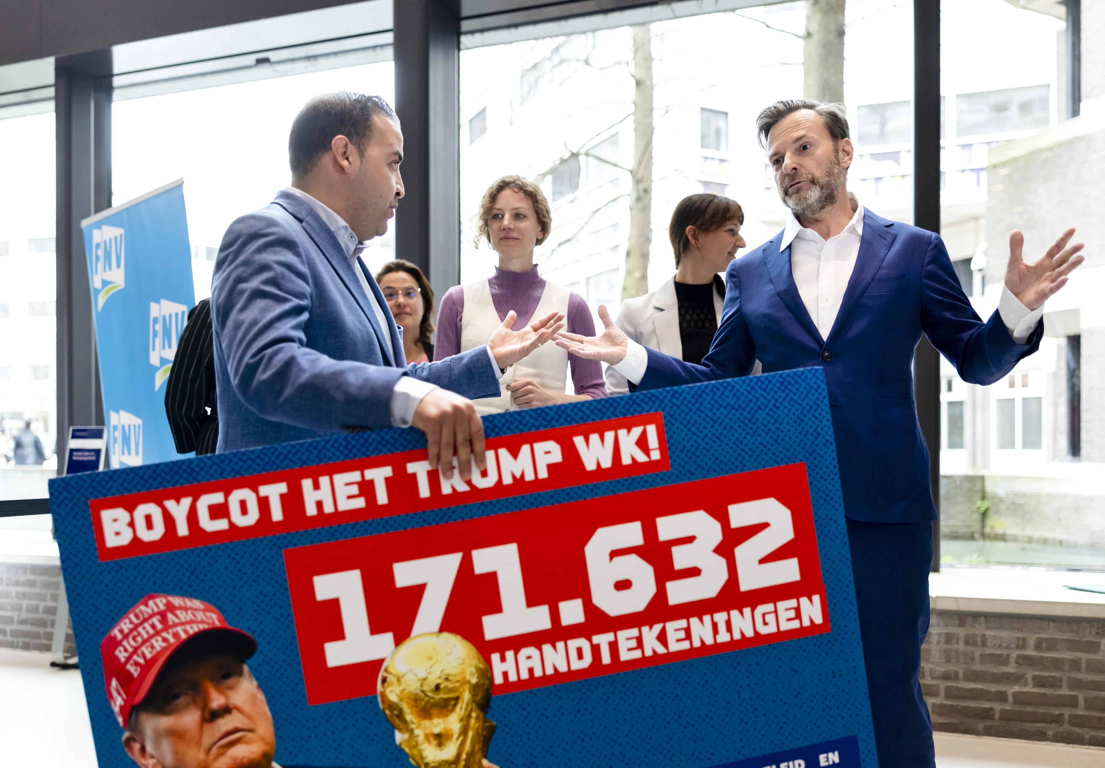 Oproep tot boycot 'Trump-WK': petitie overhandigd aan Kamerleden