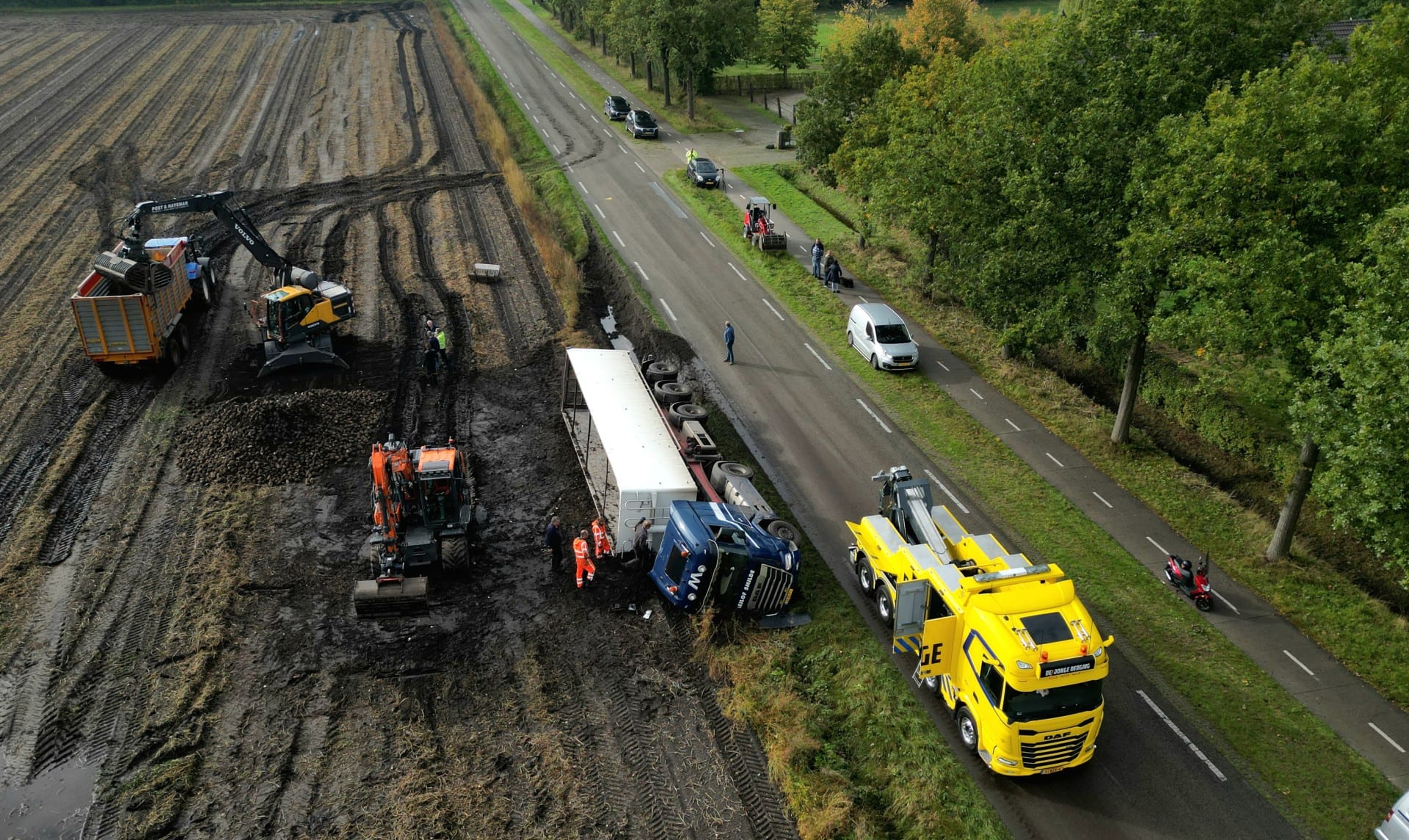 Vrachtwagen kantelt in Hooghalen: dikke bak met bieten belandt in weiland