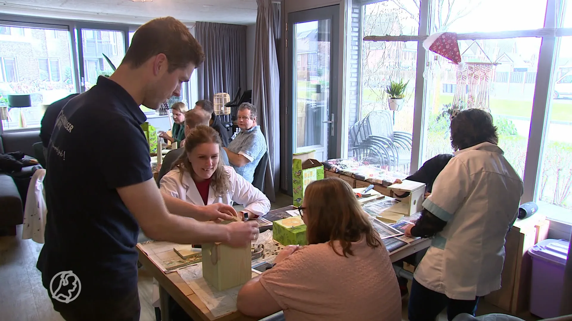 Bijzondere kerstactie: glazenwassers helpen medewerkers in zorginstelling