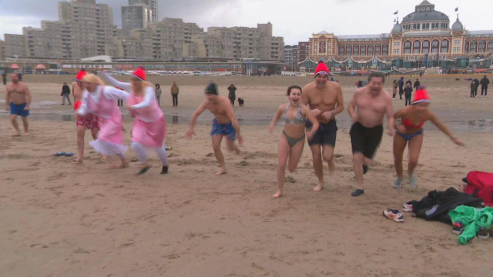 Wildduikers springen toch de Noordzee in: 'Ze kunnen de nieuwjaarsduik niet organiseren, maar ik bepaal of hij doorgaat'