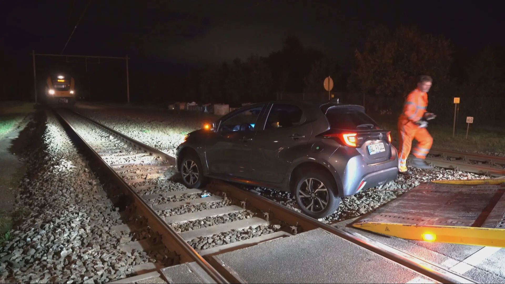 Duitser volgt navigatie en komt vast te zitten op spoor, treinverkeer plat