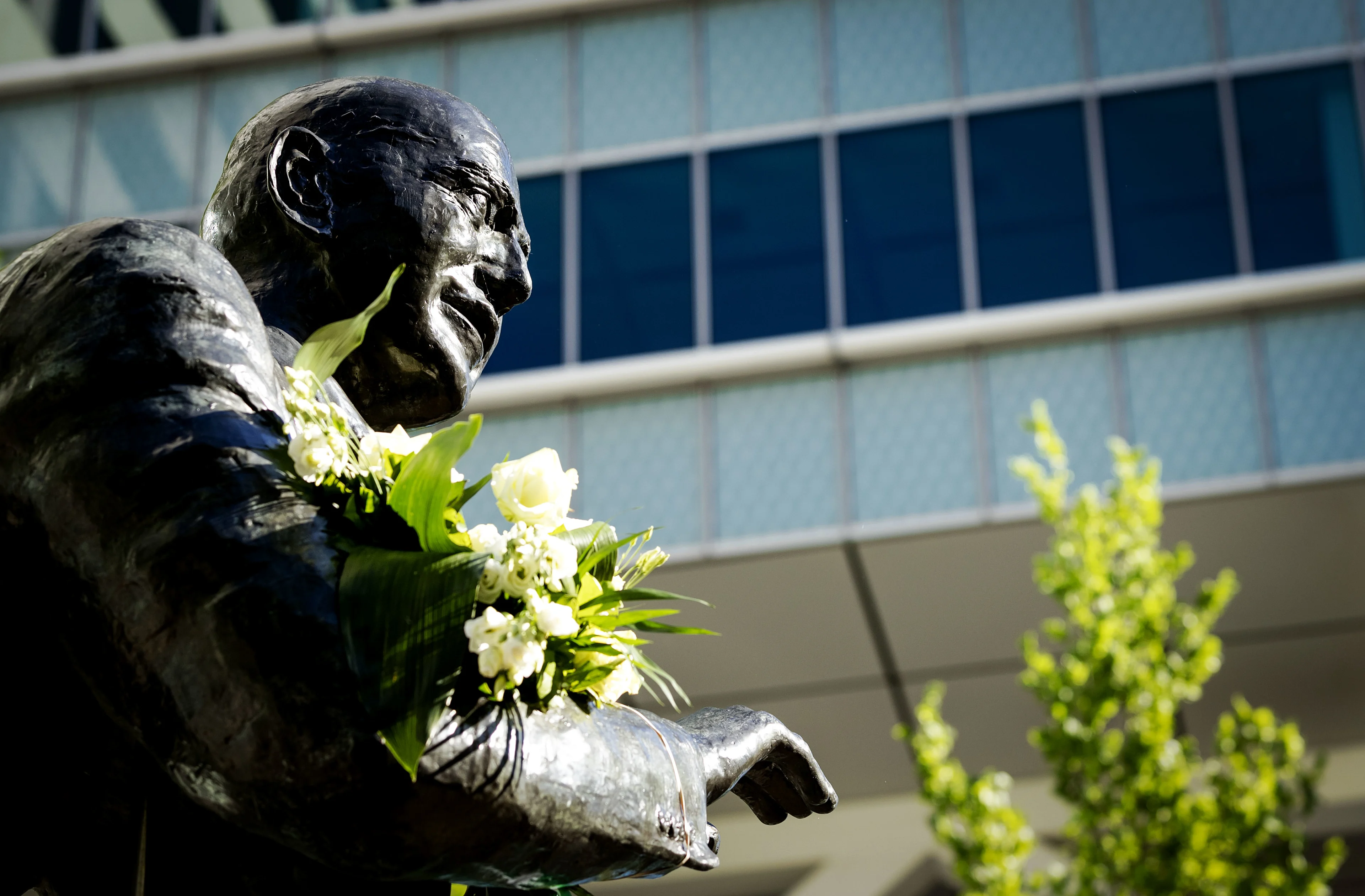 Standbeeld van Pim Fortuyn in Rotterdam beklad met 'racist'